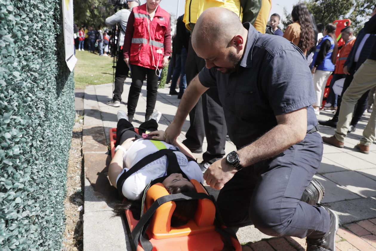 Simulacro de atención de primeros auxilios a un paciente. 