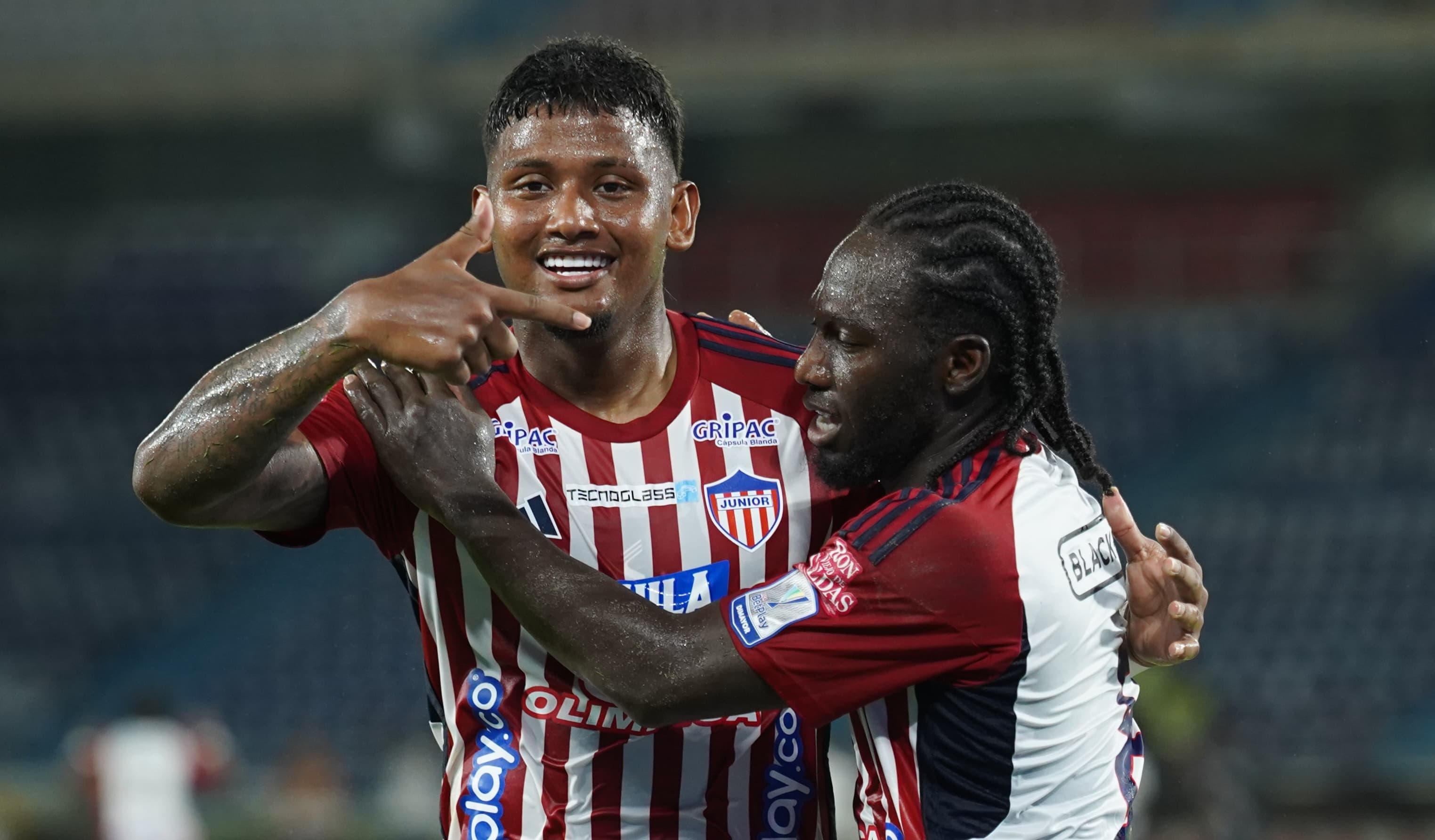 Jhon Vélez celebra con Yimmi Chará el segundo gol contra América.