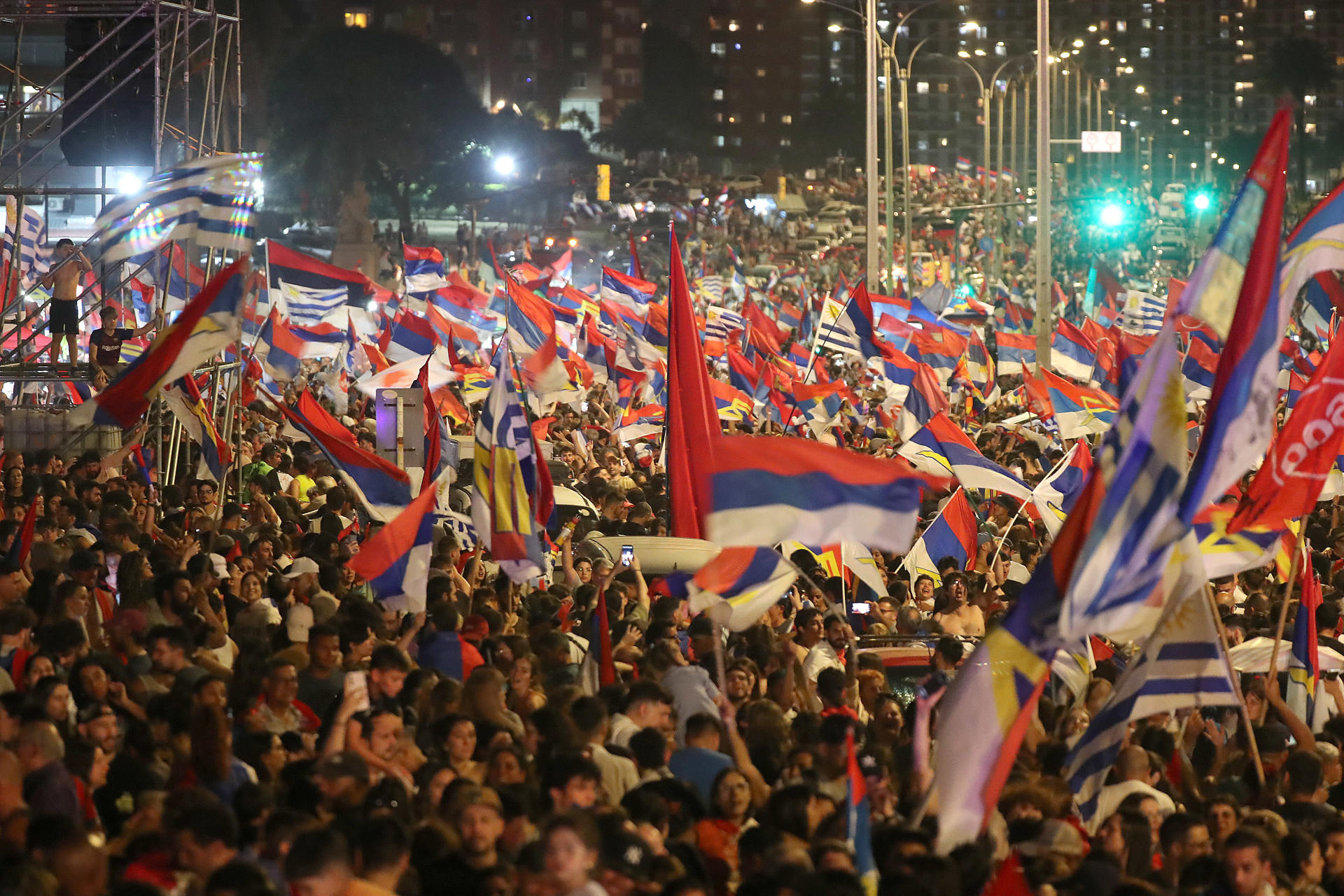 Celebran la victoria en las elecciones presidenciales en Uruguay. .