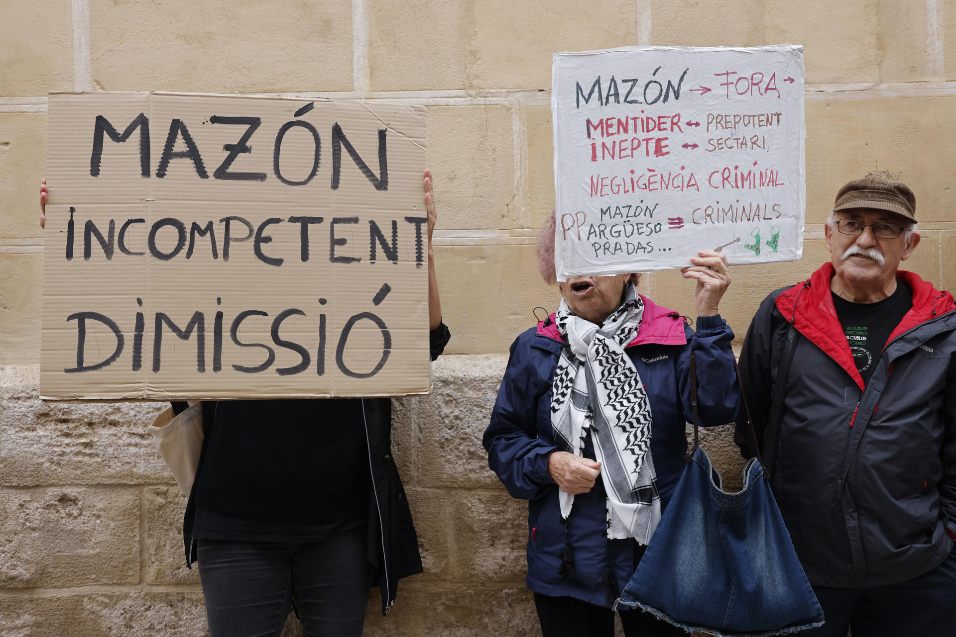 Más de un centenar de manifestantes reclama la dimisión de Mazón antes de su comparecencia. 