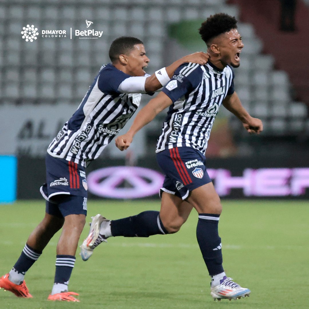 José Enamorado y Edwin Herrera celebran el primer gol del Junior 