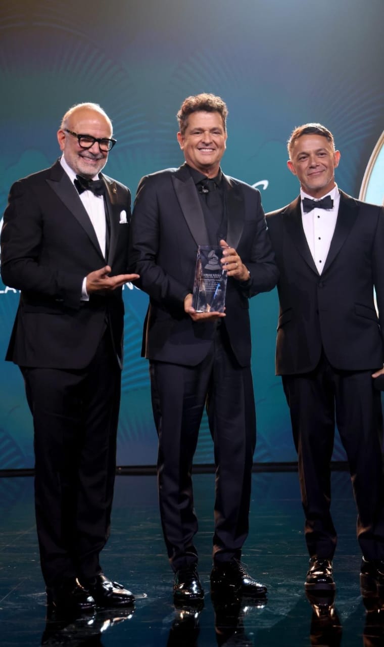 Carlos Vives recibiendo el galardón en los Latin Grammy