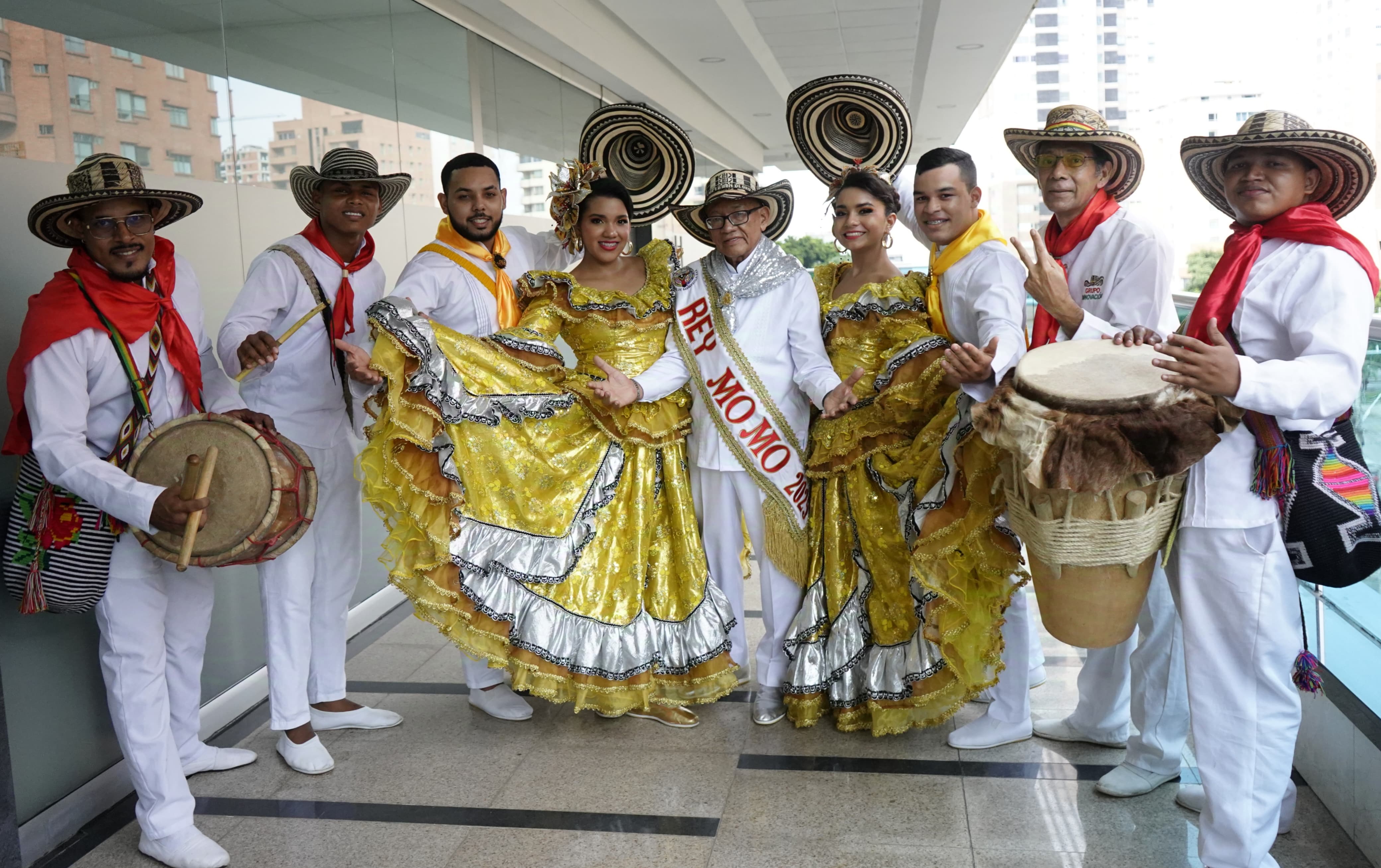 El Rey Momo junto algunos integrantes del 'Cumbión de Oro' en las instalaciones de Zona Cero.