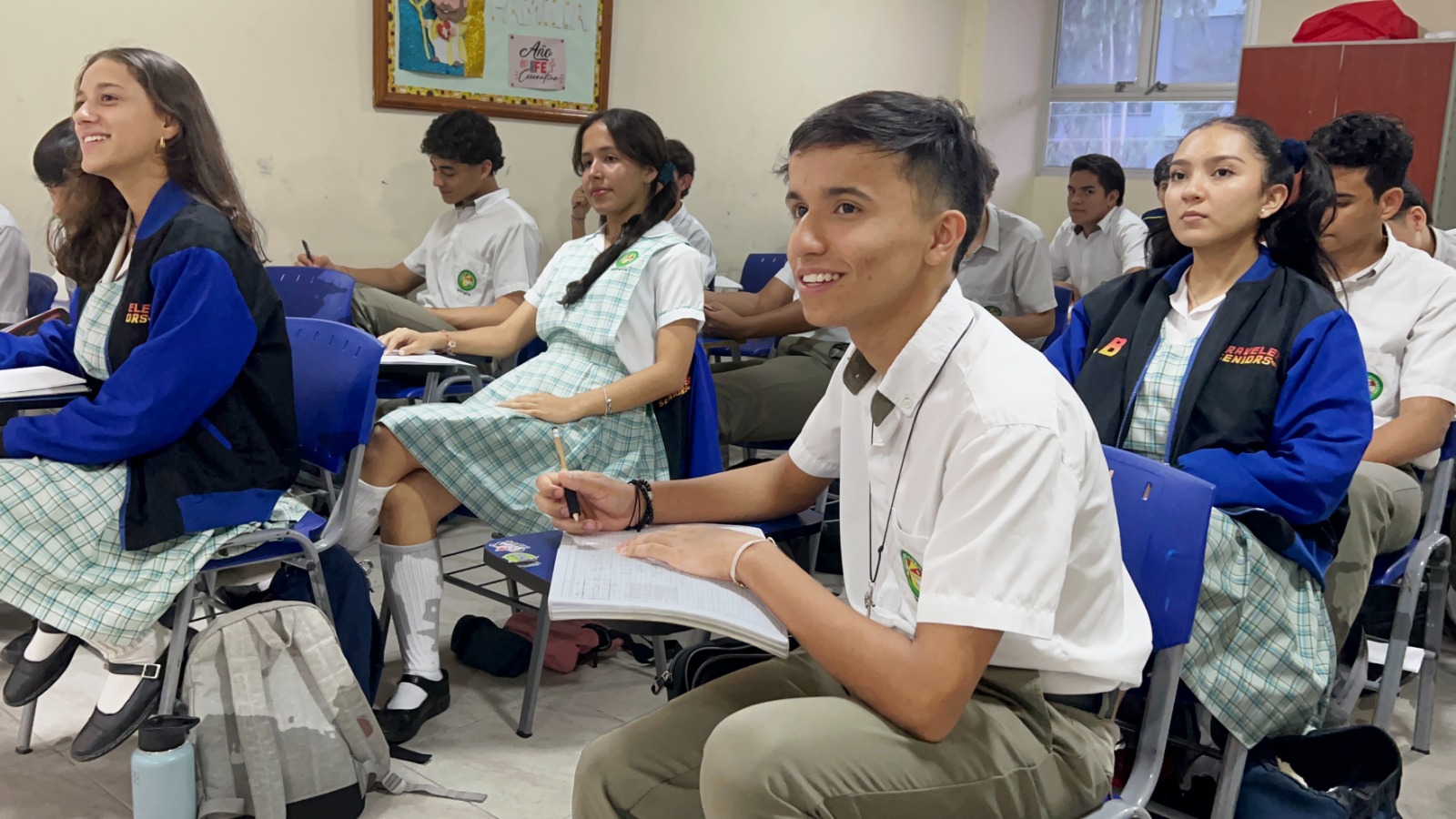 Julián Barrera en aula de clase del Colegio Liceo de Cervantes junto a sus compañeros.