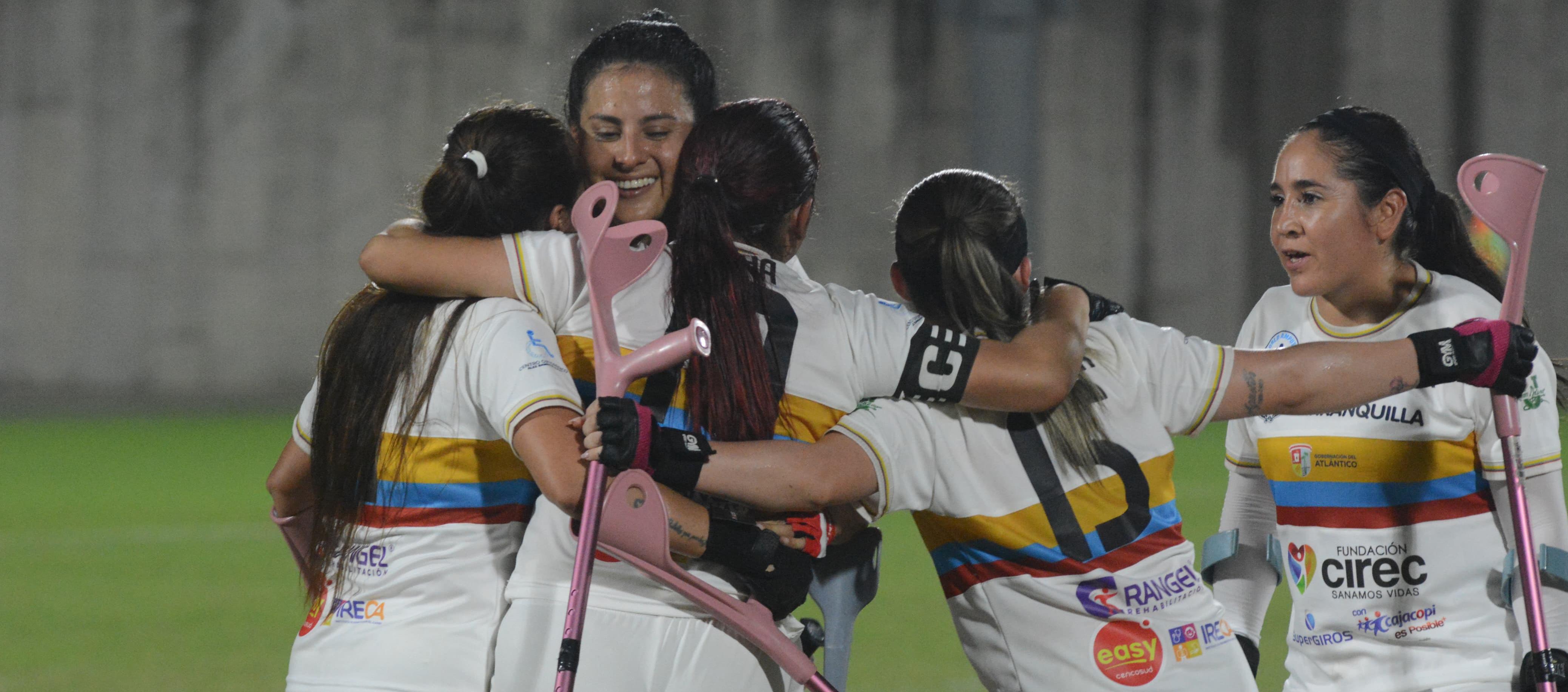 Yady Fernández celebrando un gol con sus compañeras en el Mundial.