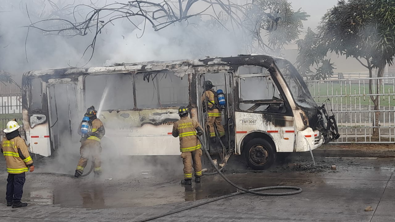 El busetón después del incendio.