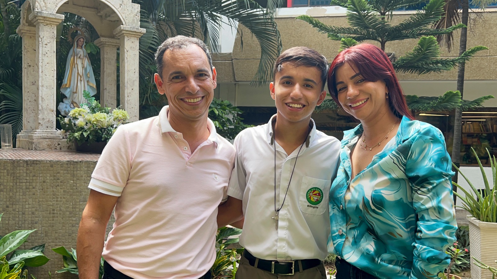 Julián Barrera junto a sus padres Jorge Barrera y Jazmín Guzmán.