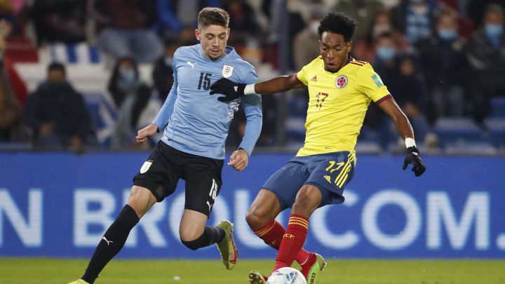 Johan Mojica y Federico Valverde en acción de juego en la última visita de Colombia a Uruguay.