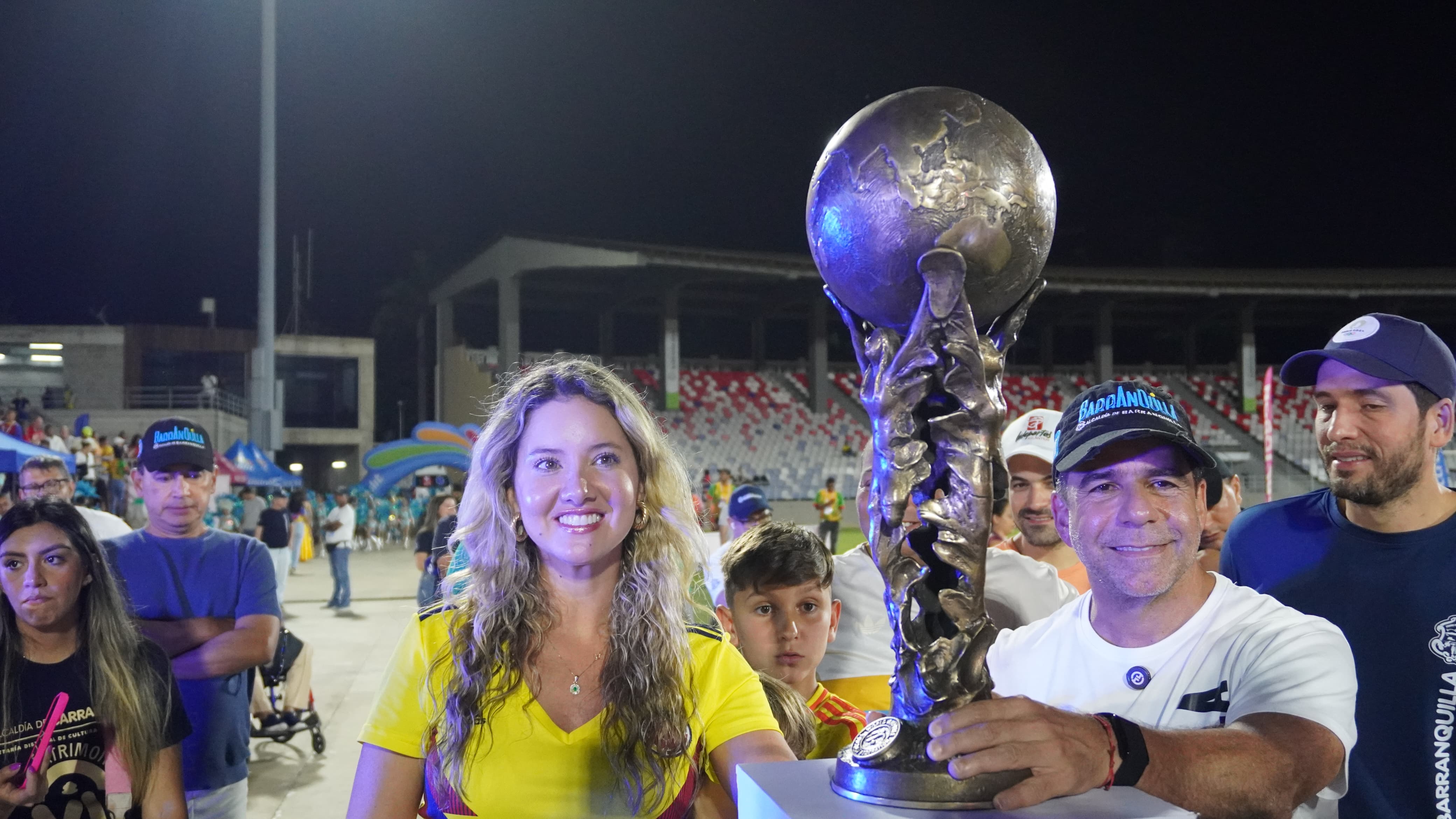 La exseñorita Colombia Daniella Álvarez y el alcalde Alejandro Char mostrando el trofeo del Mundial. 