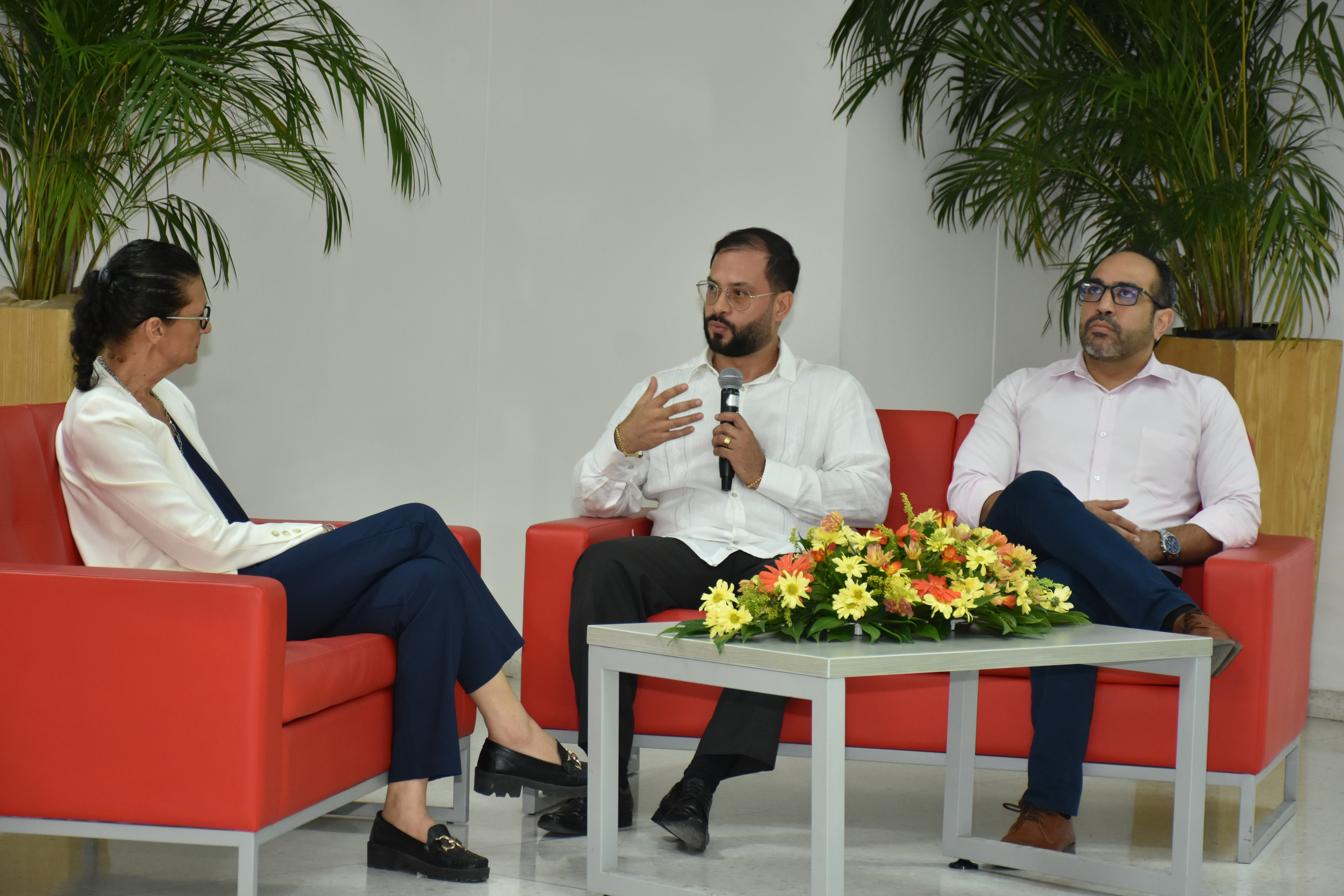 Panel de actualización jurídica titulado “Memoria Histórica para la No Repetición”, en homenaje al Dr. Antonio Rivera Movilla. Este evento marcó la inauguración de la cátedra de Derechos Humanos y Derecho Internacional Humanitario.