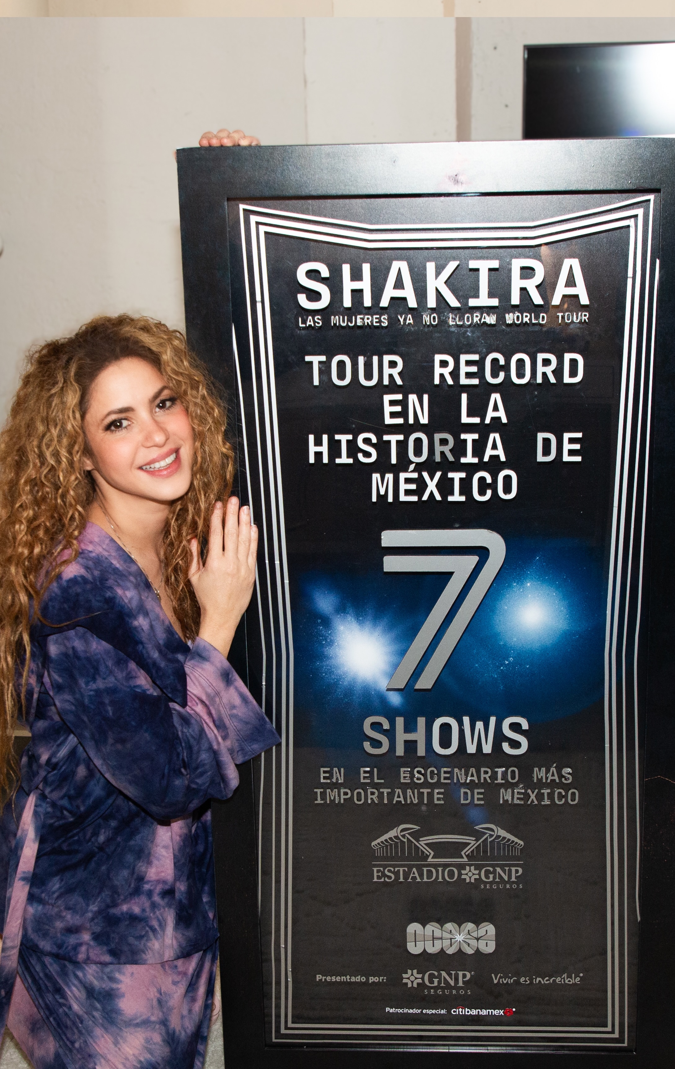 Shakira al recibir la placa conmemorativa. 