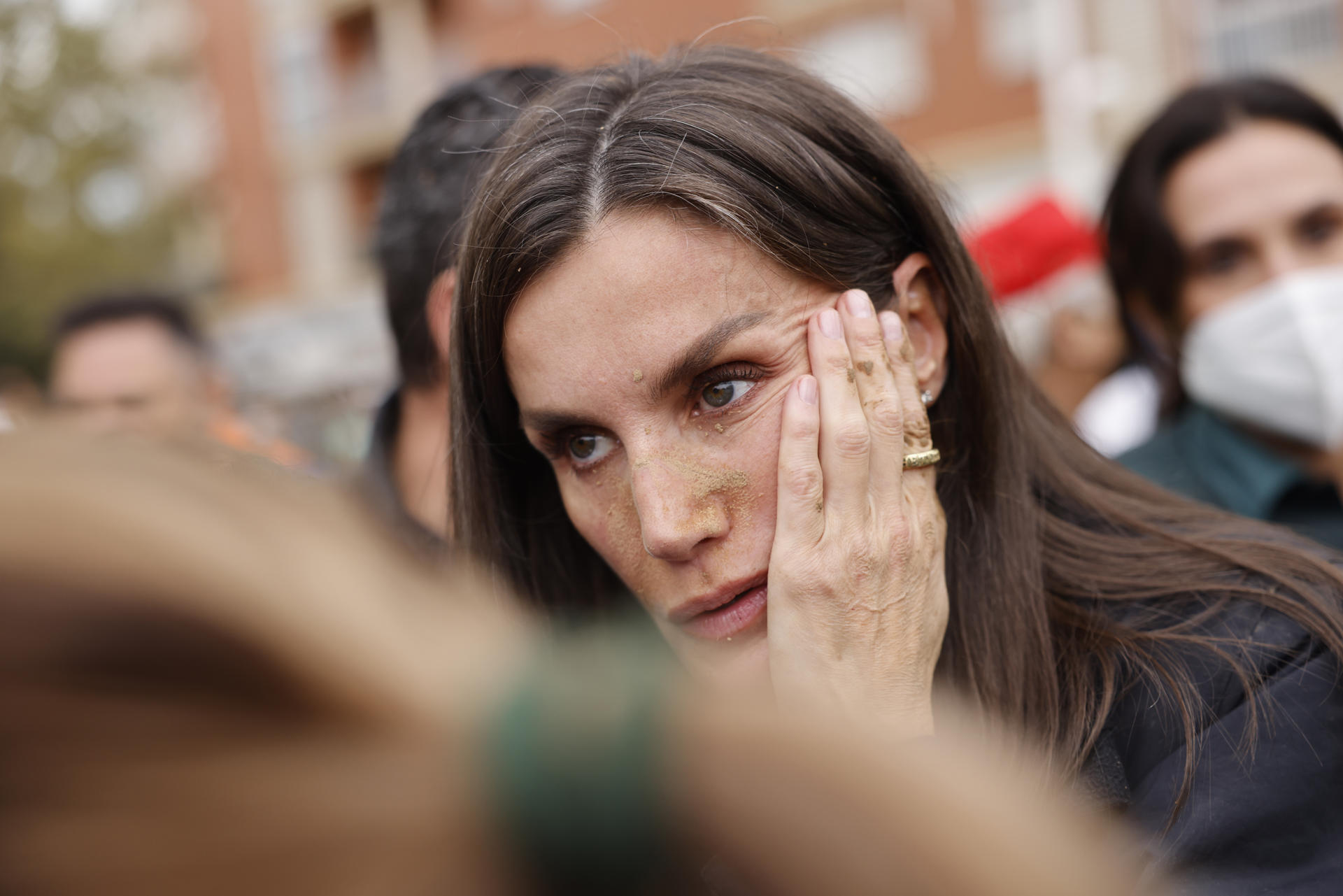 La reina Letizia después de ser impactada por el barro que le lanzaron.