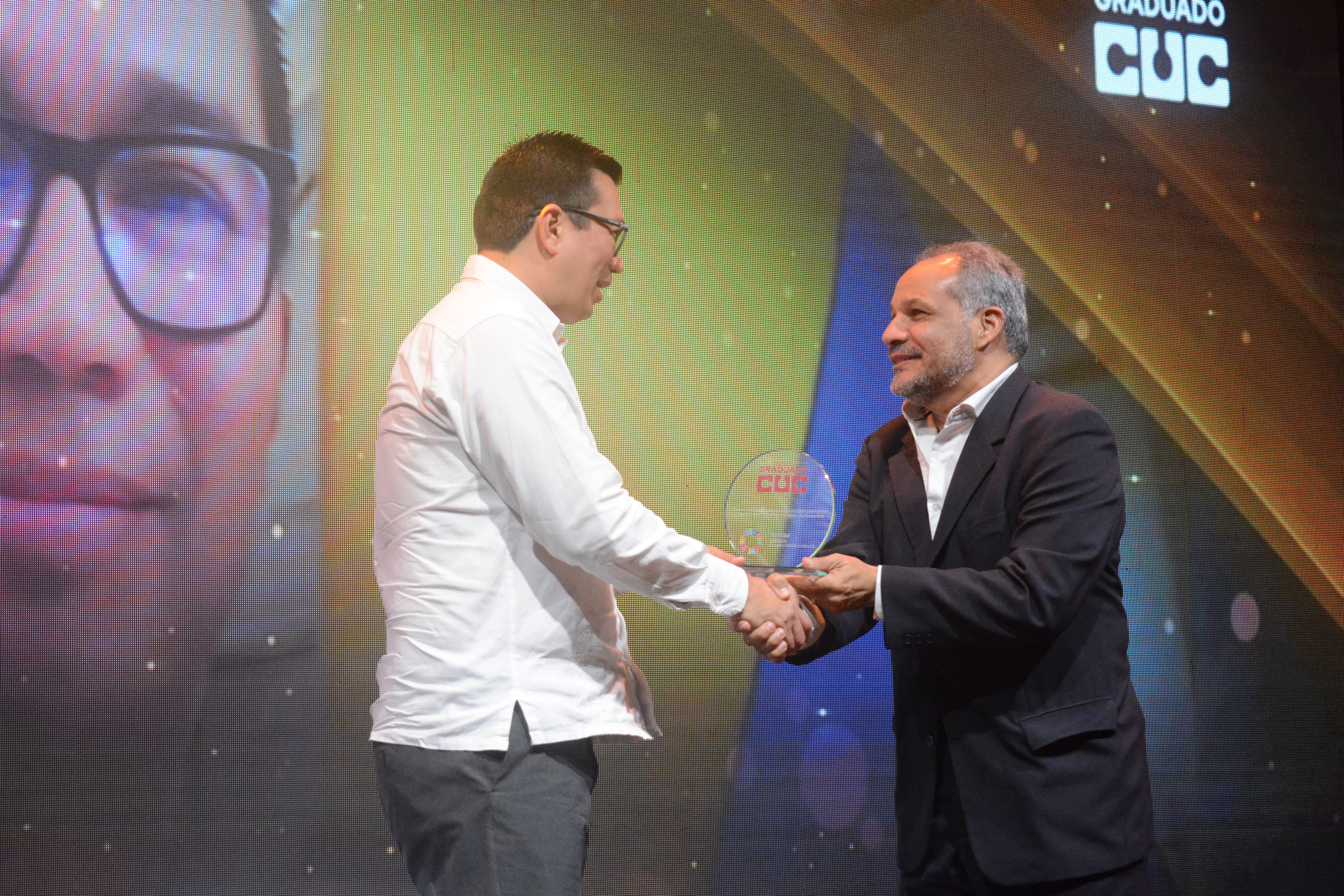 Vicerrector Jorge Moreno Gómez entregando el premio a Juan Pablo Rodríguez Miranda.