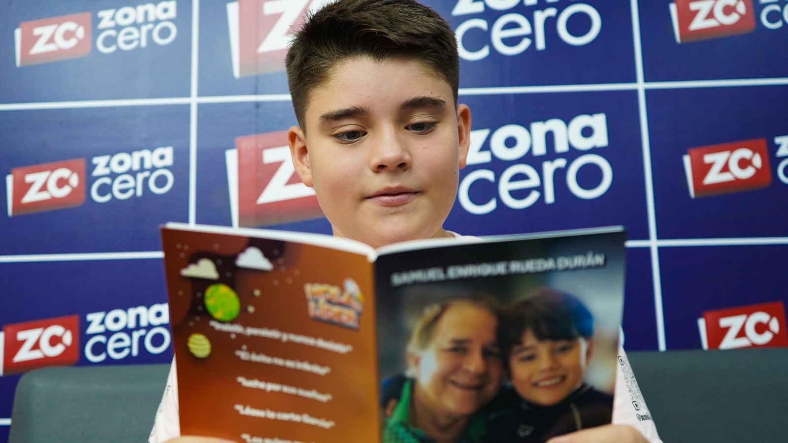 Samuel Rueda, con su libro &quot;Hola Líder&quot;. 