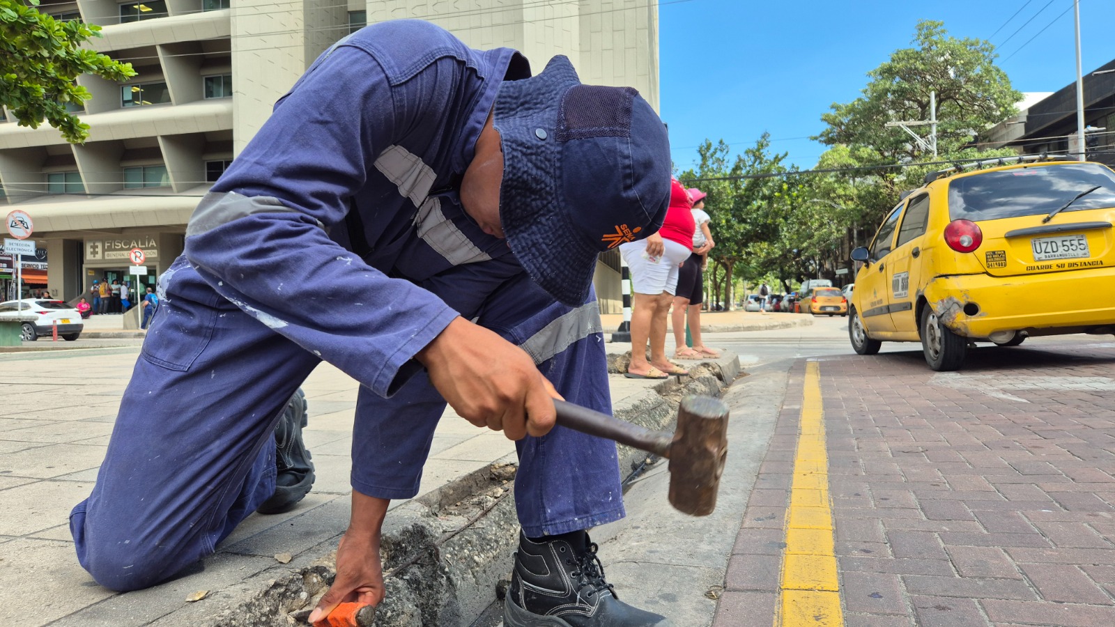 Un voluntario realiza trabajos en la plaza Bolívar. 