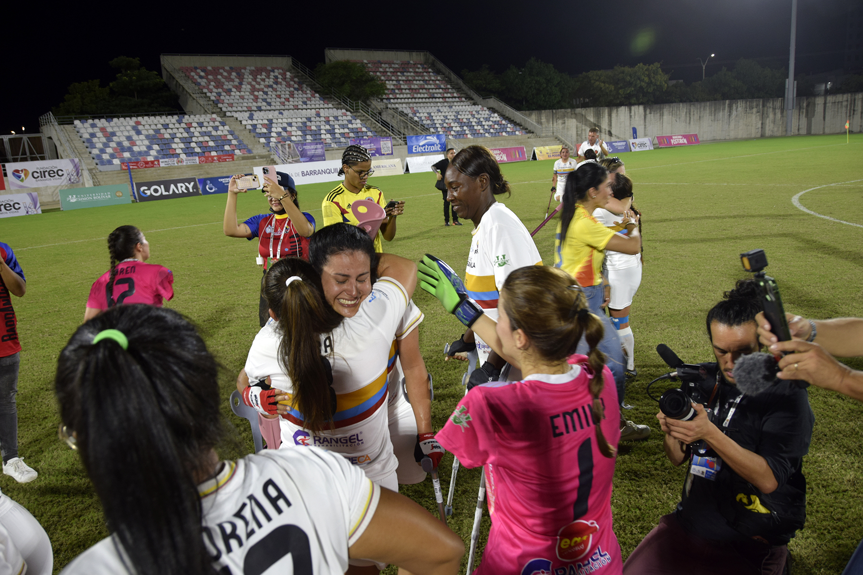 Jugadoras de Colombia celebran la clasificación a la final.