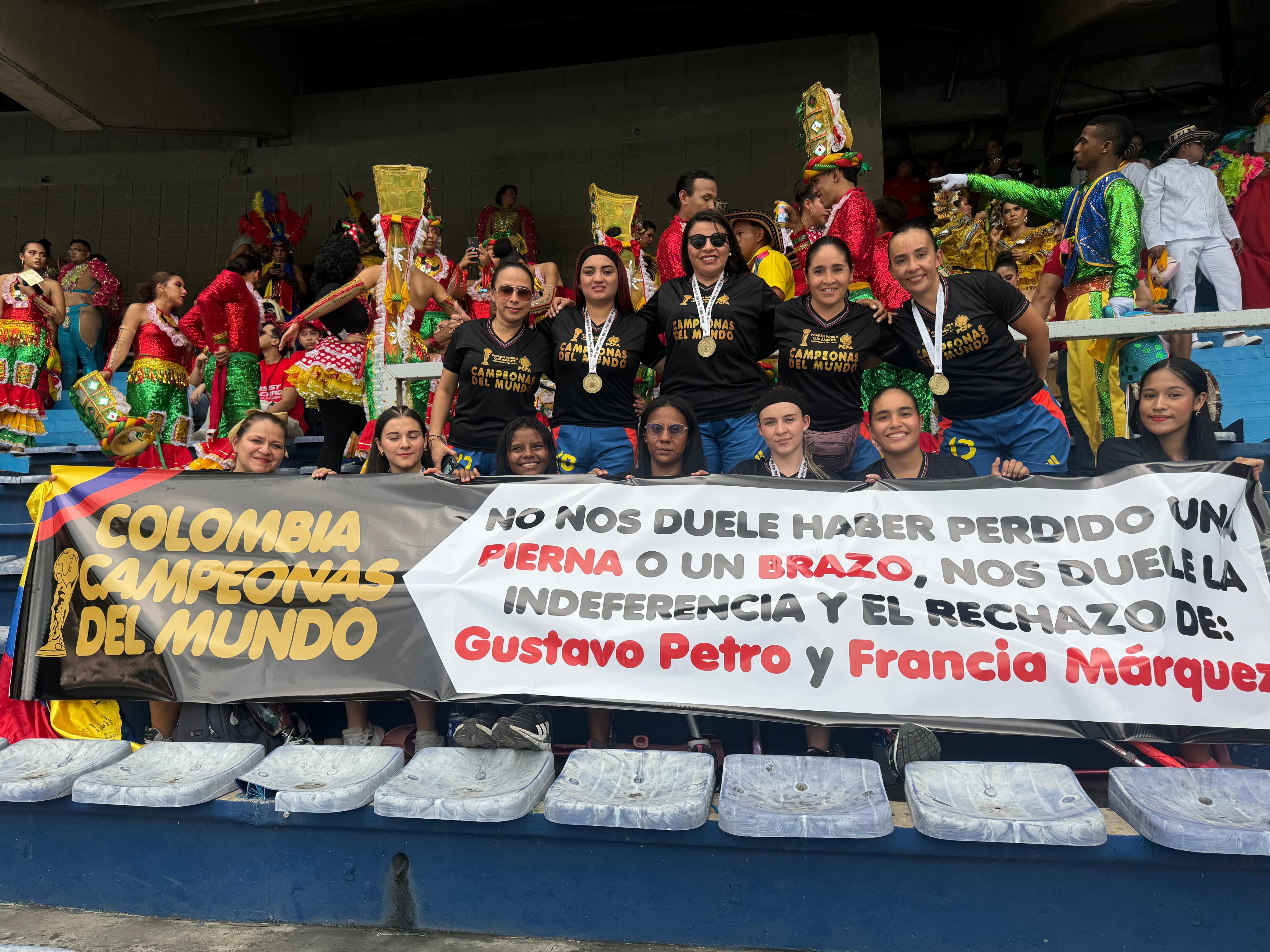 Las jugadoras de la Selección Colombia femenina de amputadas en las tribunas del estadio Metropolitano.