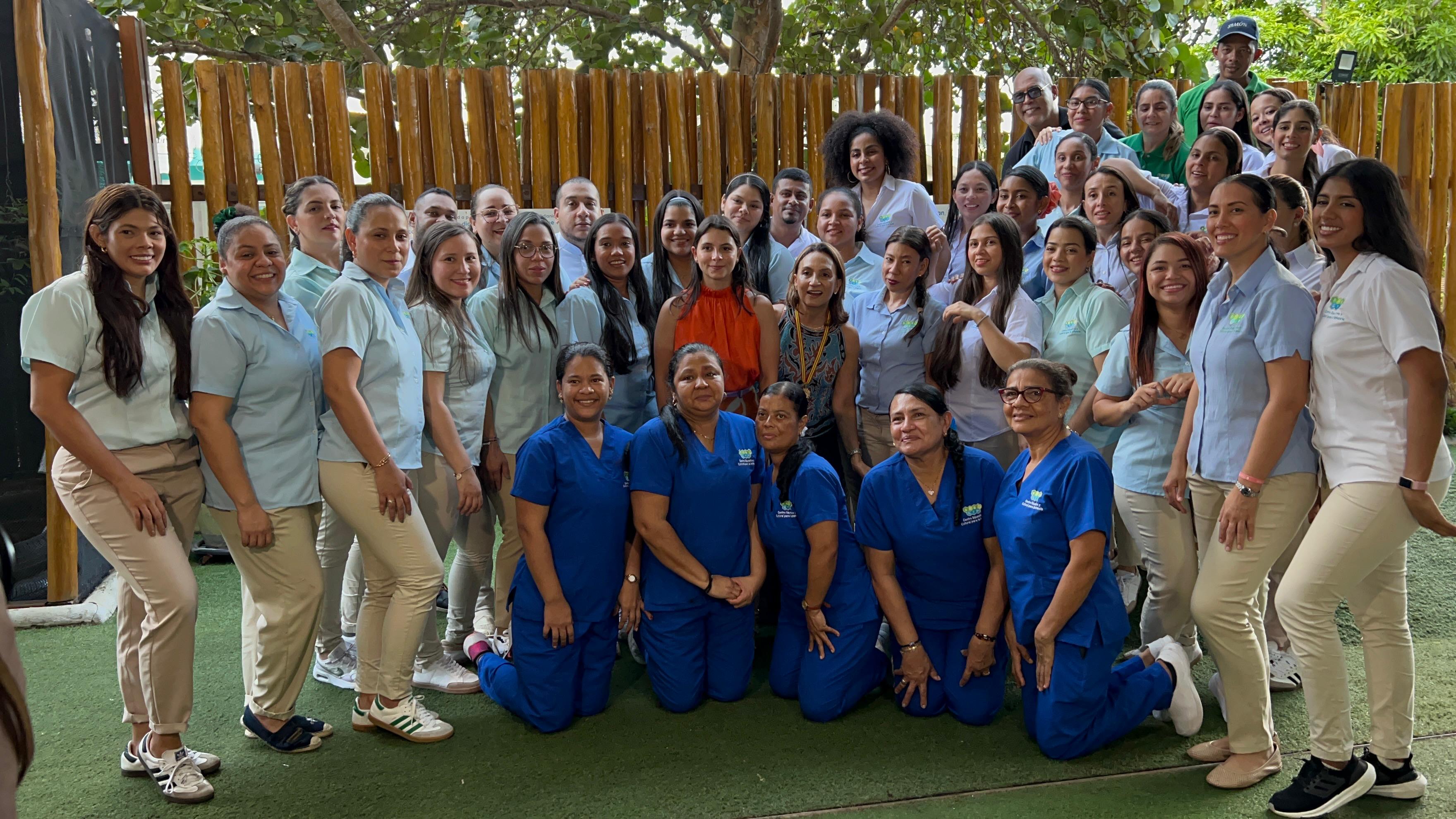 Silvia Pinedo junto a su equipo de colaboradores en Baby Gym.