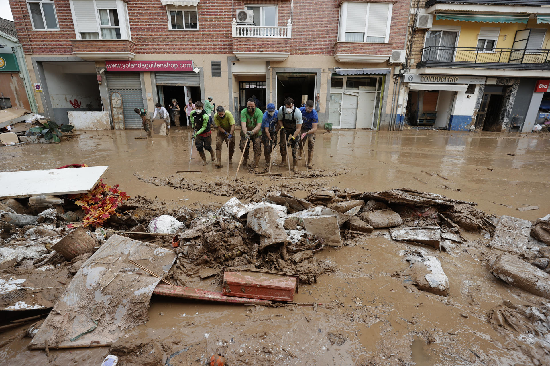 Comunidad de Paiporta limpian el lodo de una calle. 