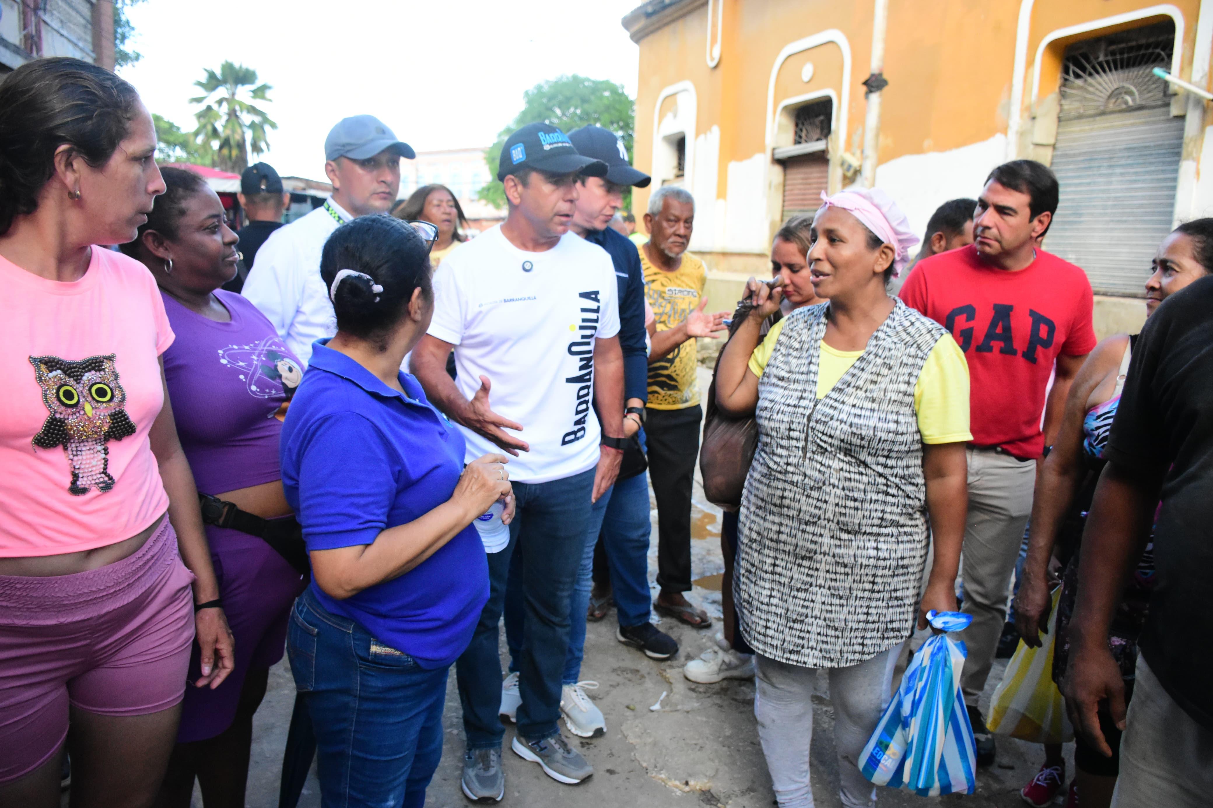 Alcalde Char junto a los comerciantes de la zona. 