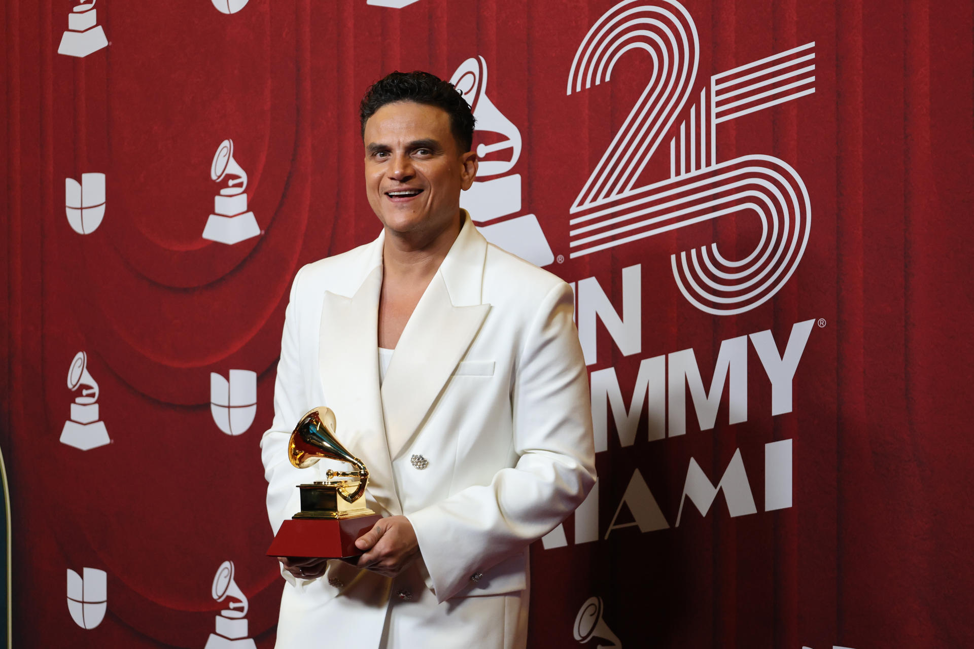 Silvestre Dangond, en la alfombra de los Latin Grammy.