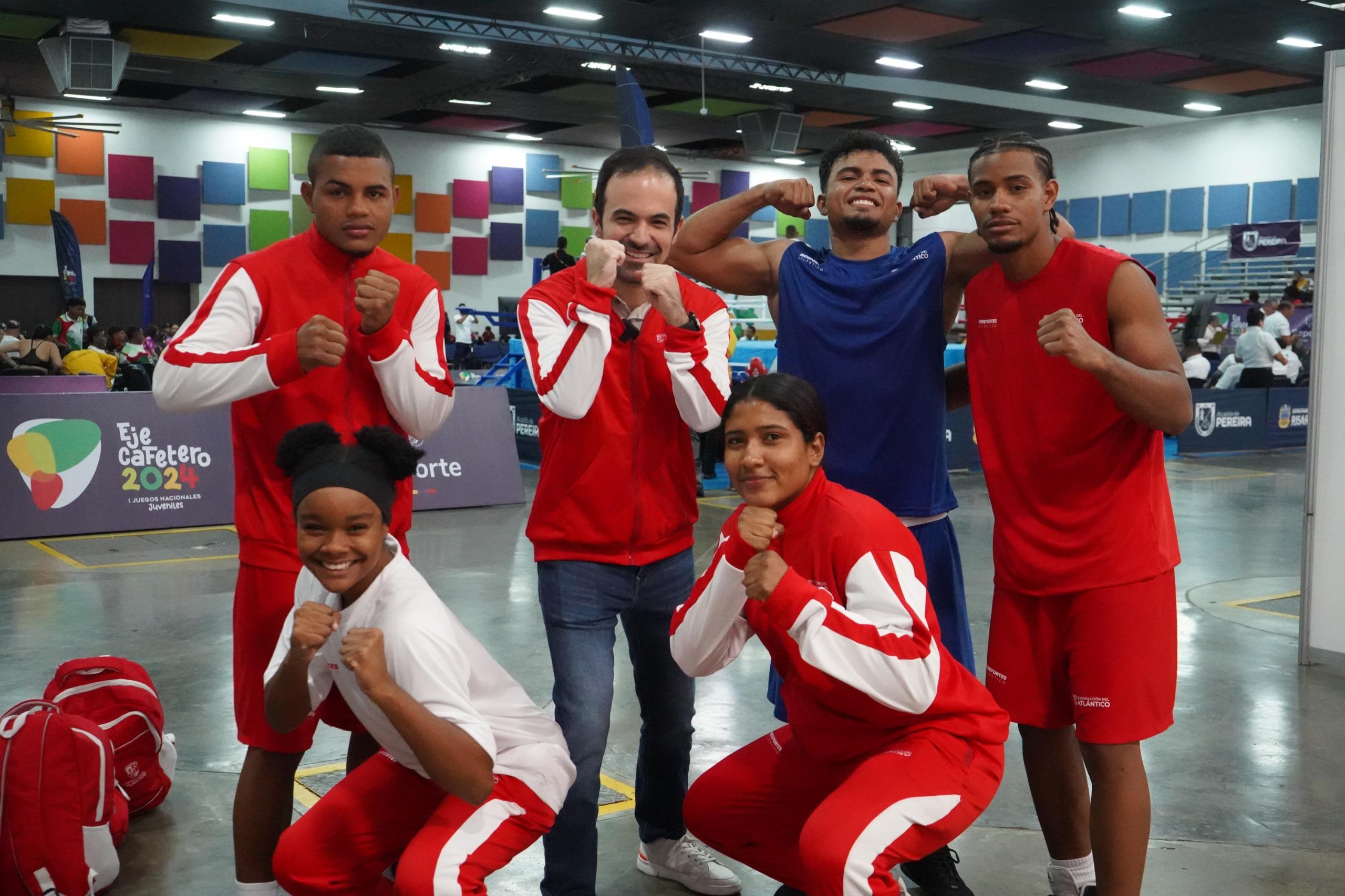 Grupo de boxeadores con Iván Urquijo, director de Indeportes Atlántico.