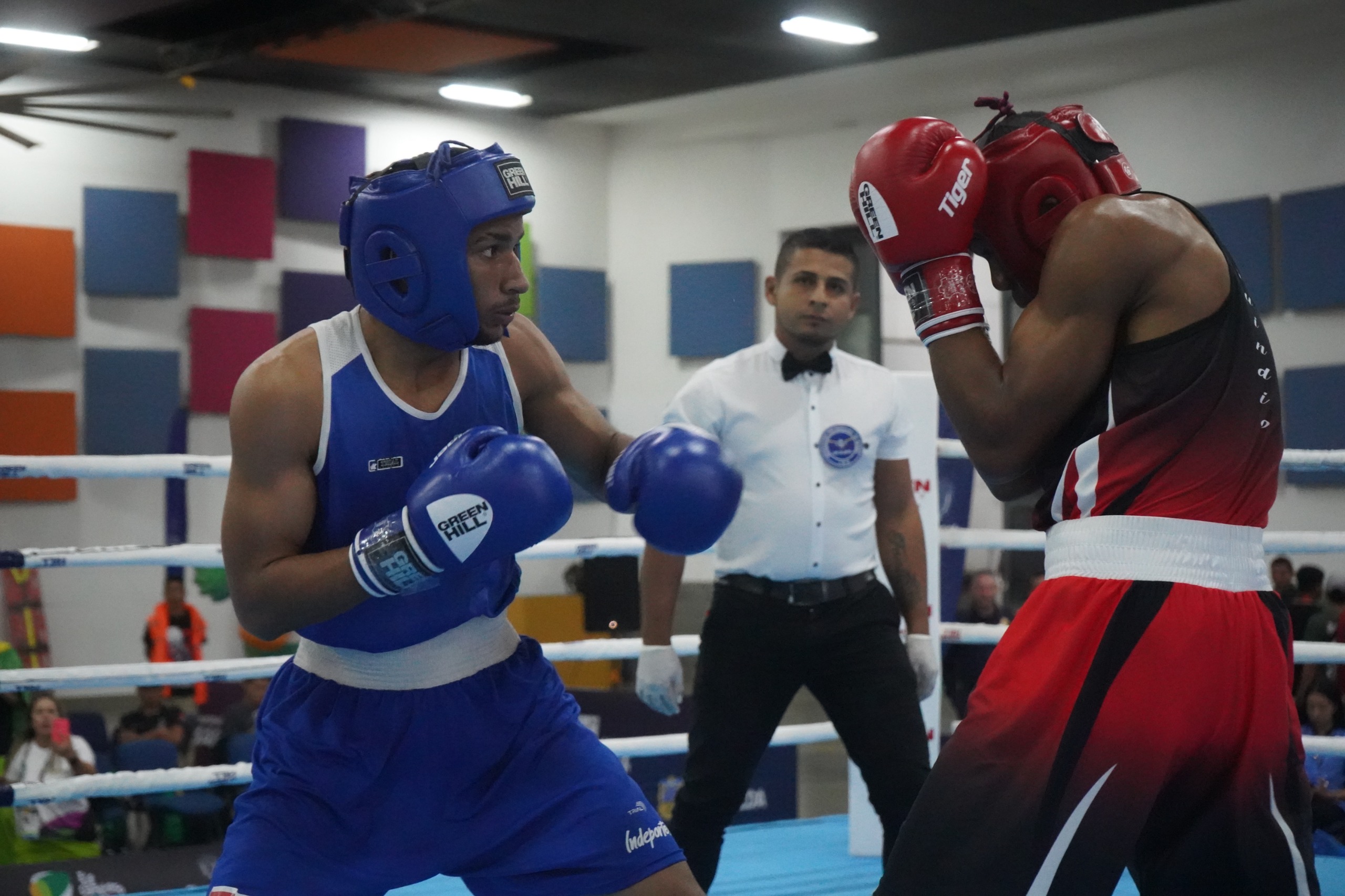 Denzel Bermúdez (azul) durante su combate contra William Quintero (Quindío).