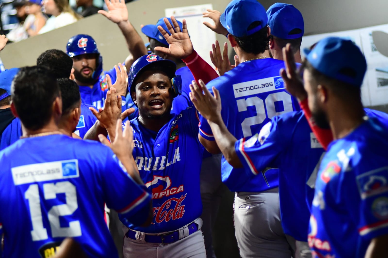 Dilson Herrera celebra con sus compañeros en el dugout tras anotar una carrera para Caimanes.