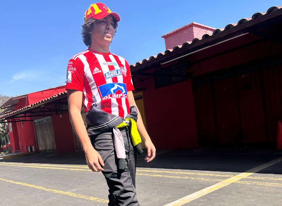 En sus prácticas y en sus carreras suele lucir la camiseta del Junior.