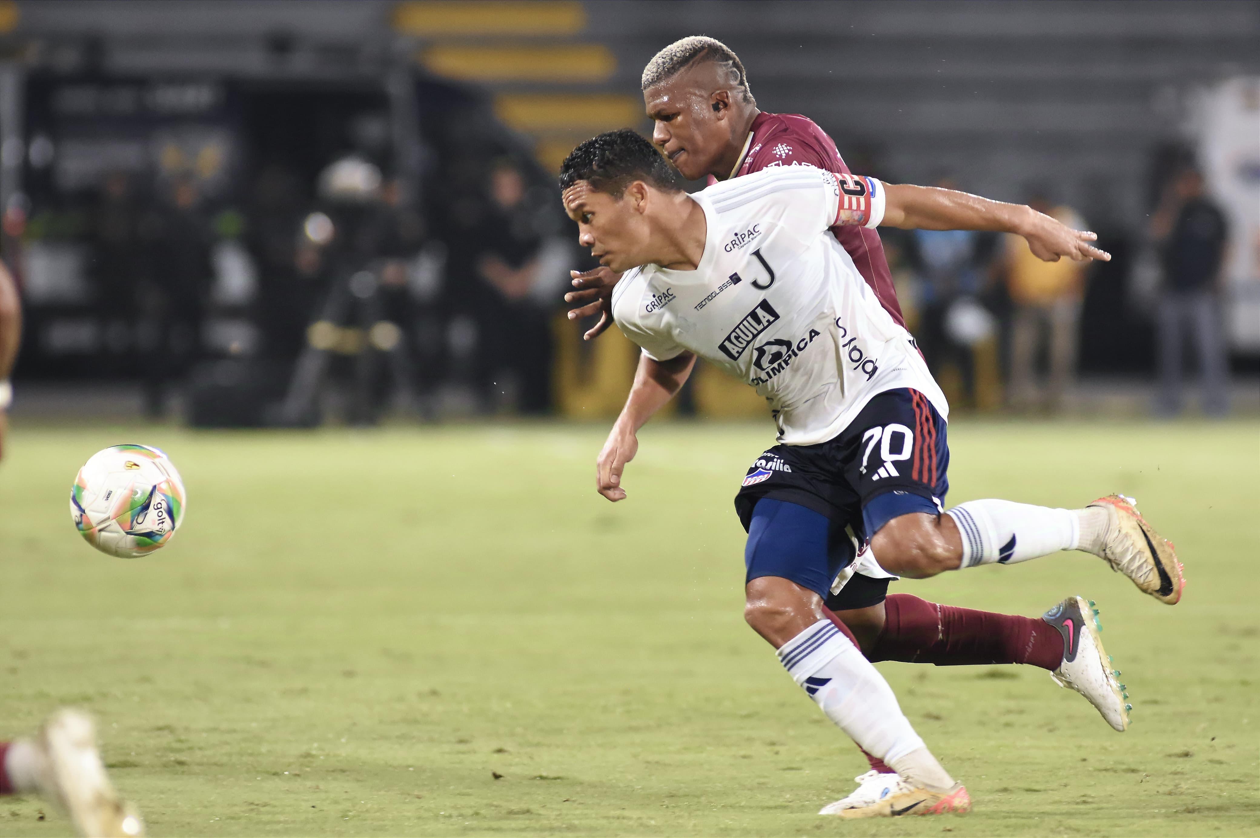 Carlos Bacca disputa la pelota con Marlon Torres. 