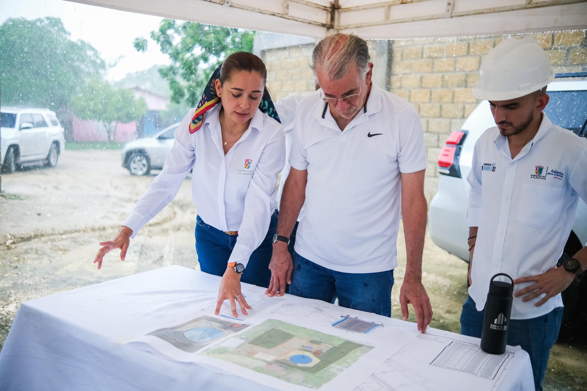 Gobernador Eduardo Verano durante la inspección de los planos y la obra en Sabanalarga.