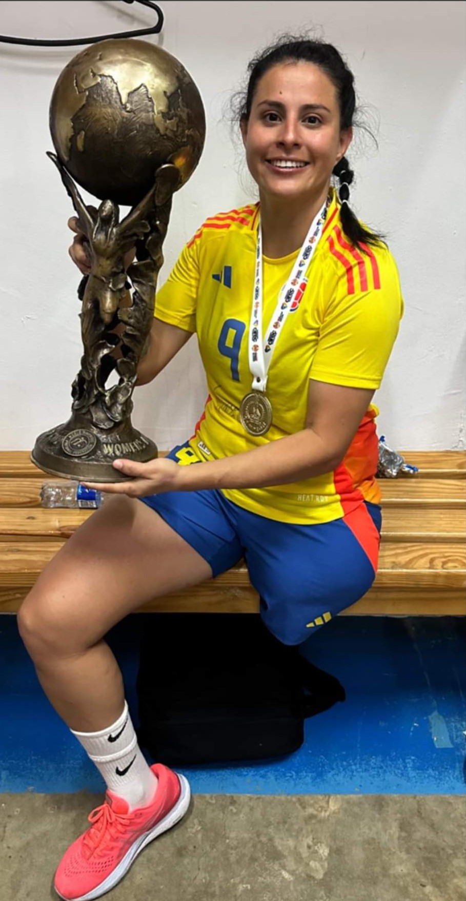 Yady Fernández con el trofeo de campeón que ganó la Selección Colombia.