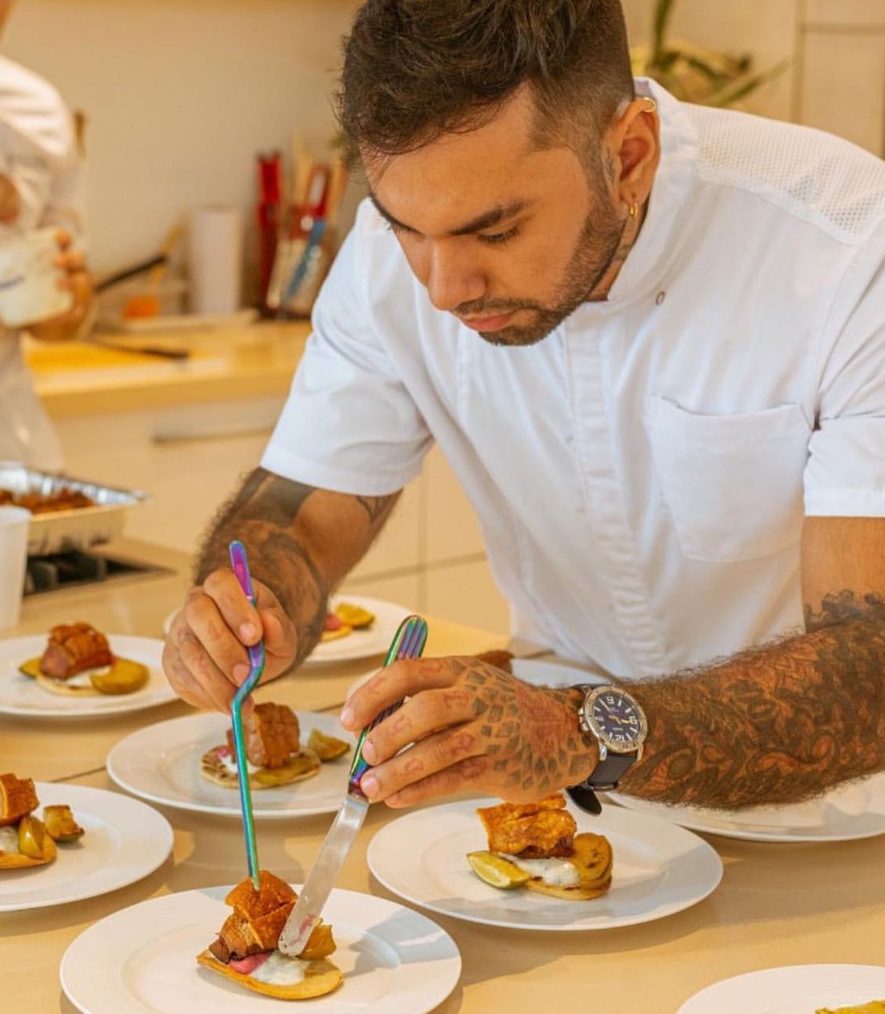 El chef preparando un plato a base de chicharrón.