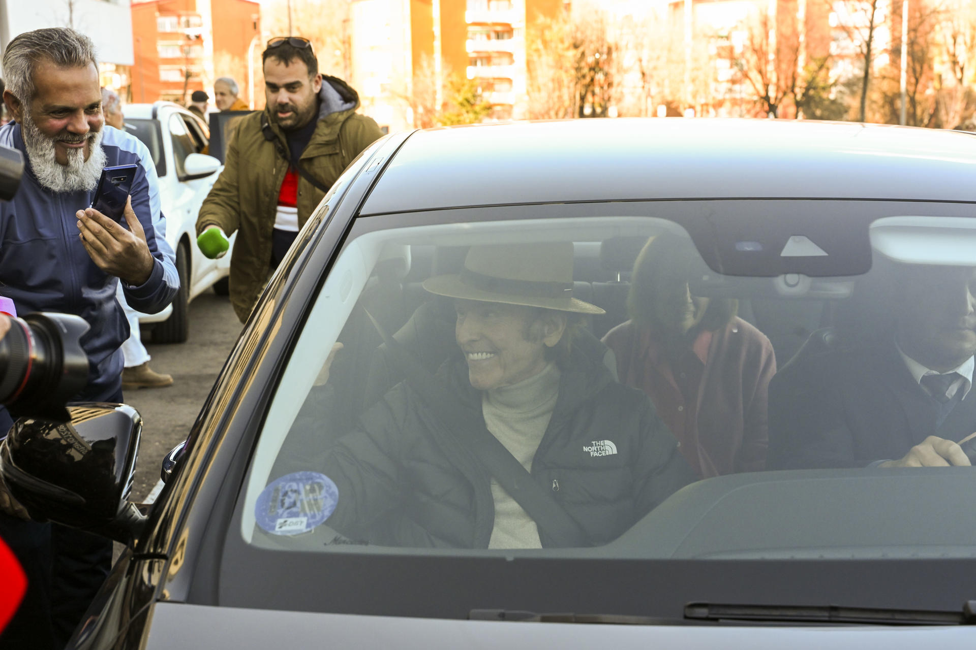 Raphael, saliendo del hospital en Madrid.