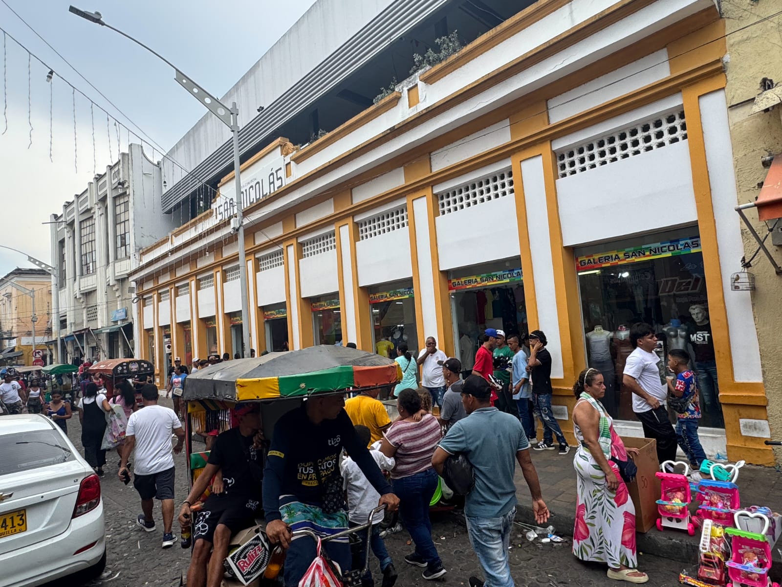 El comercio informal y formal se une en esta época del año.