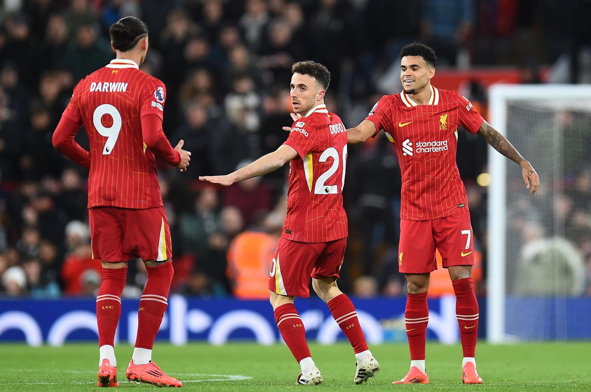 Darwin Núñez, Diogo Jota y Luis Díaz tras el gol del portugués.