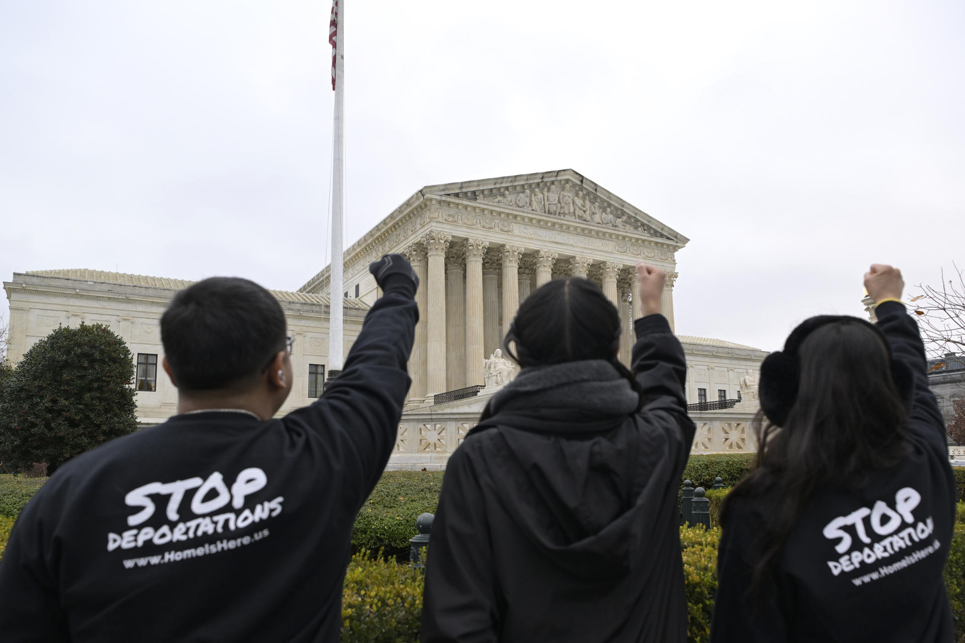 Activistas y jóvenes inmigrantes protestaron cerca al Tribunal Supremo y al Congreso en Washington.