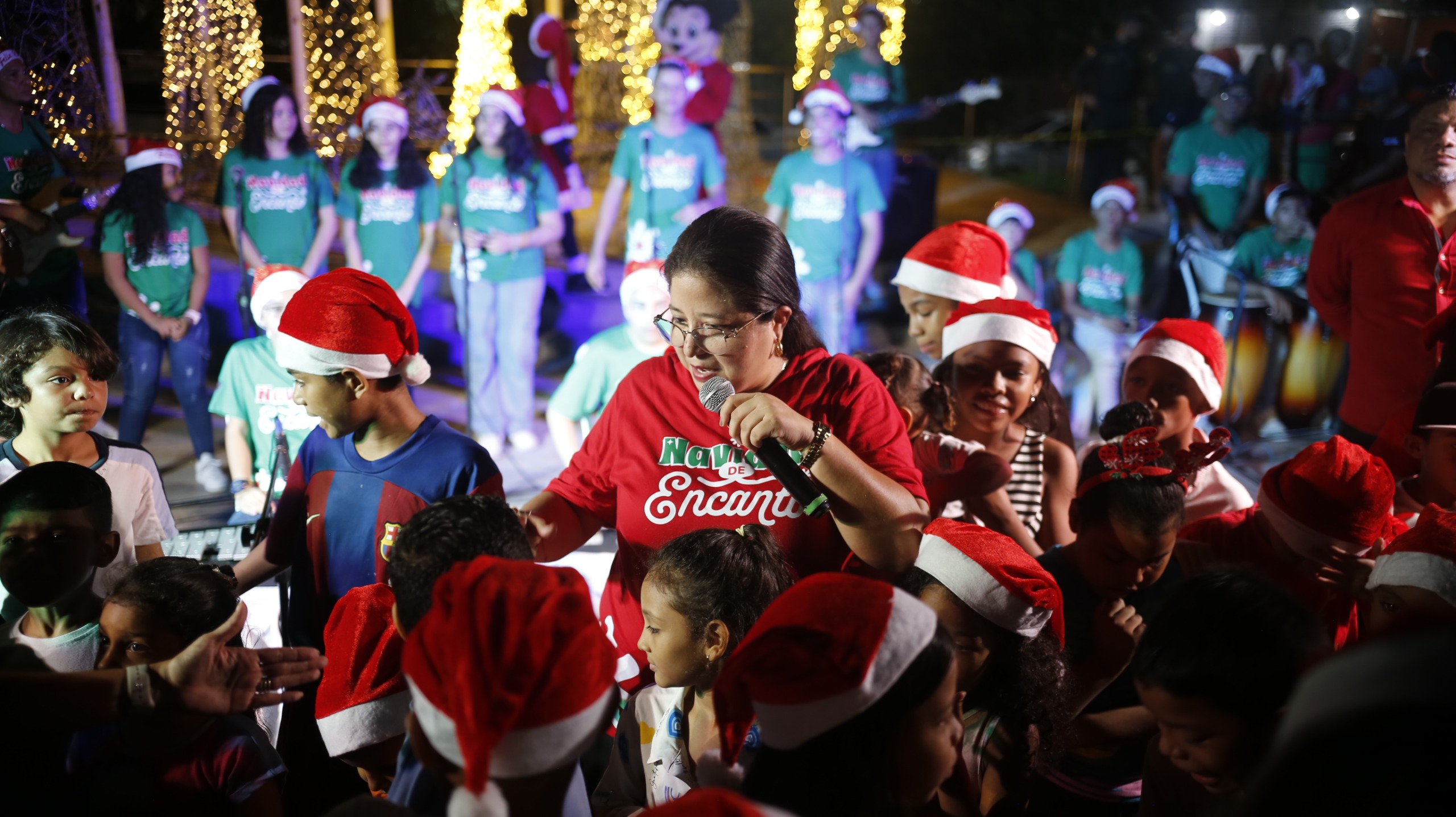 La alcaldesa Alcira Sandoval en el encendido del alumbrado navideño en la Plaza de Soledad. 