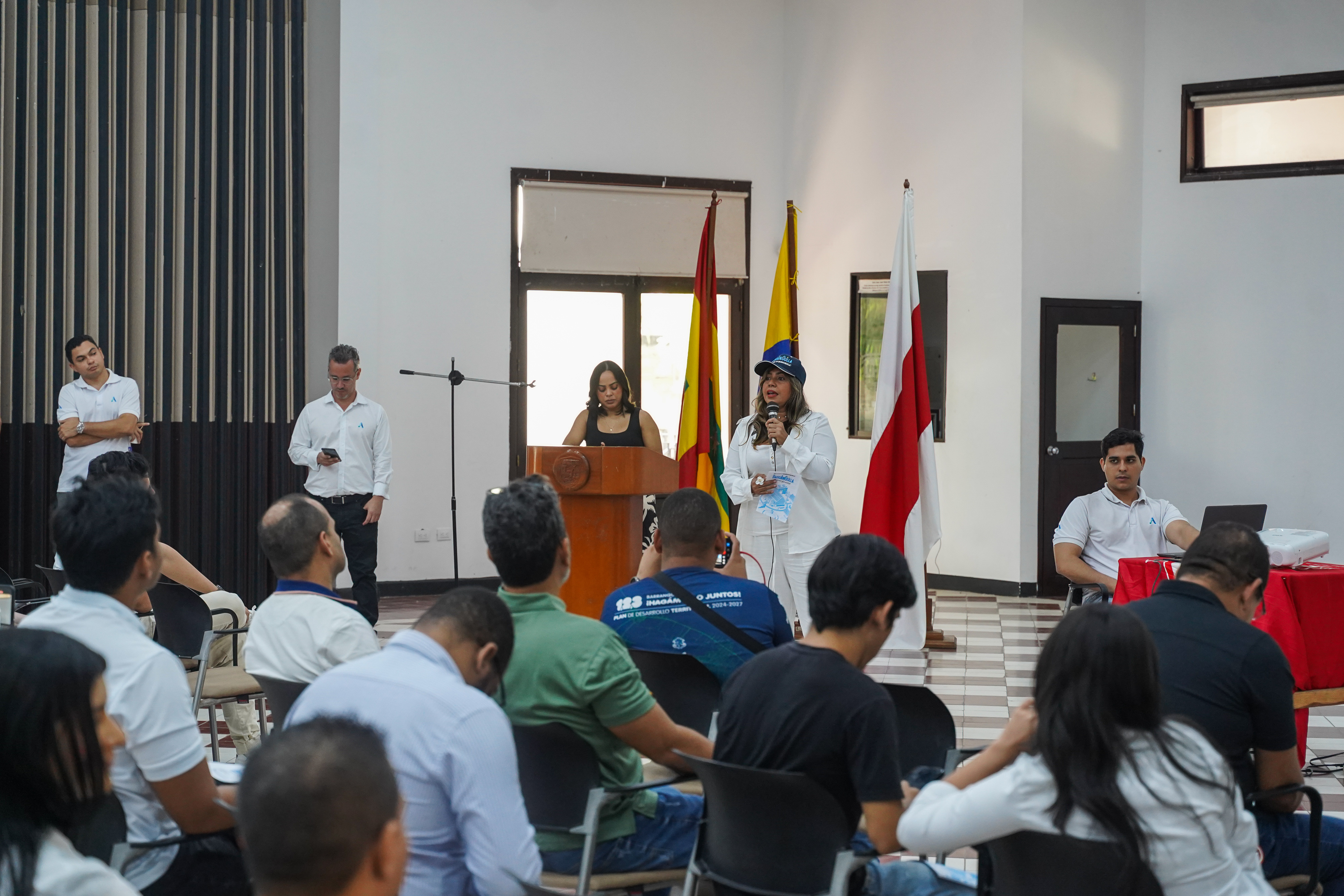 La jefa de la Oficina de Servicios Públicos, Dina Luz Pardo, durante el evento.