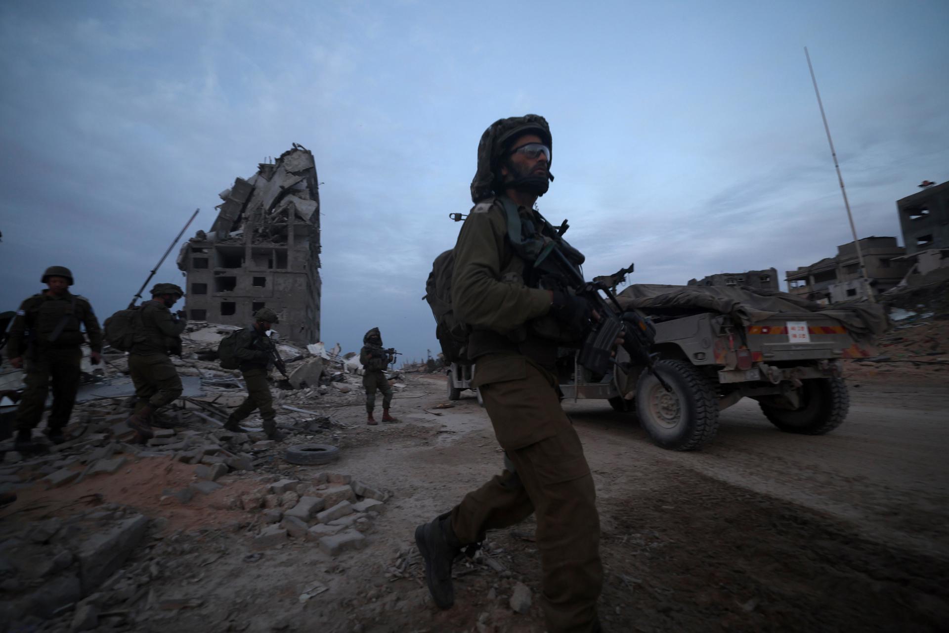 Soldados de las Fuerzas de Defensa de Israel en la localidad palestina de Beit Lahia, en el norte de la Franja de Gaza.