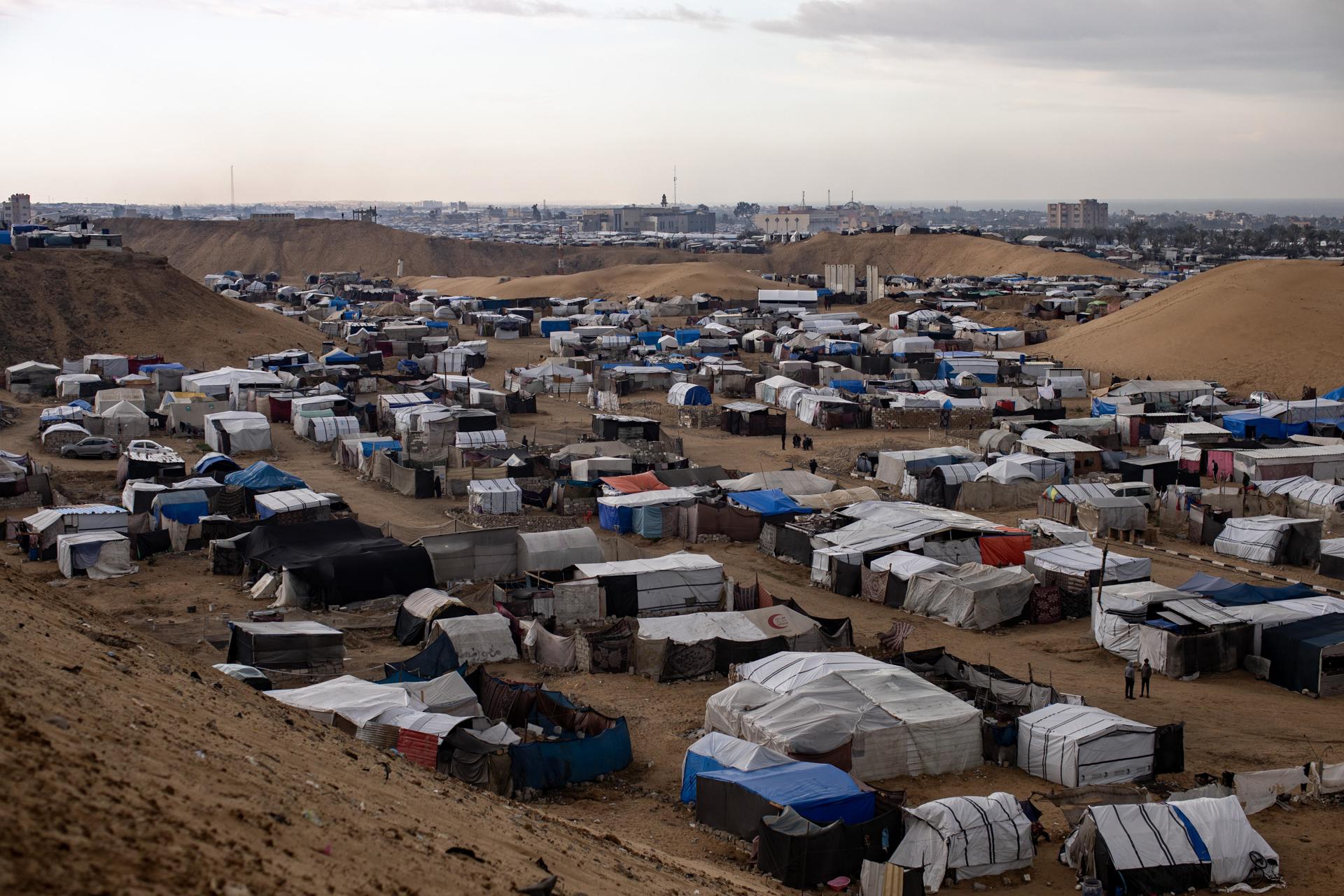 Vista general de las tiendas de un campo de desplazados palestinos que se inundaron a causa de las fuertes lluvias caidas en la franja de Gaza.