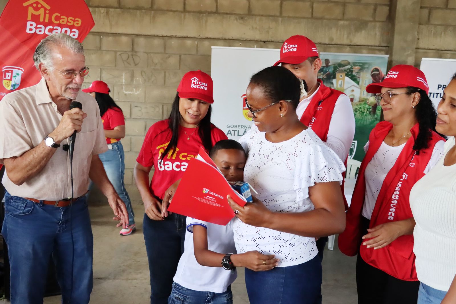 El Gobernador Eduardo Verano en entrega de viviendas.