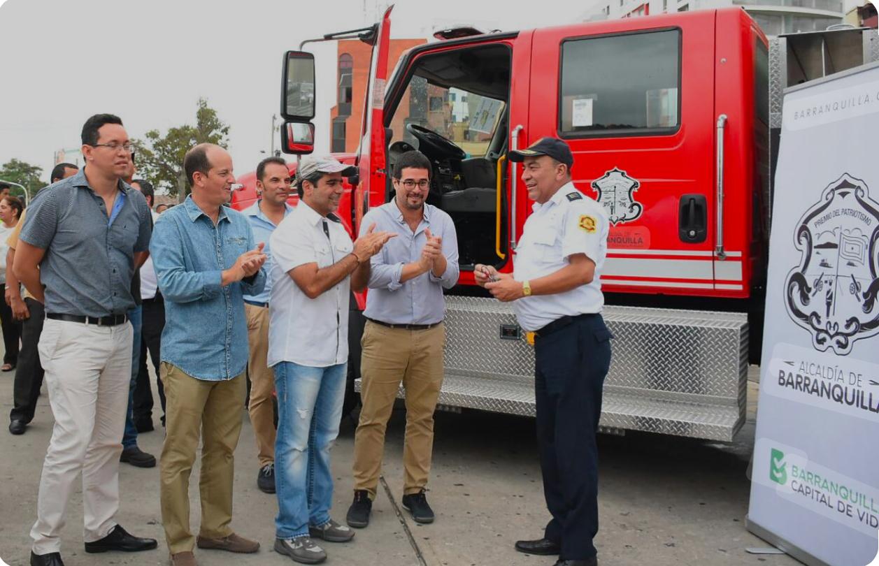 Jaime Pérez recibiendo nuevas maquinas para el Cuerpo de Bomberos.