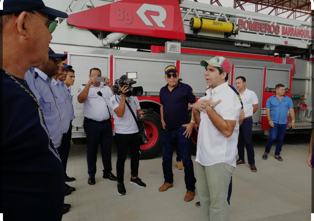 Jaime Pérez junto al alcalde, Alejandro Char, en la inauguración de una de las estaciones de Bomberos. 