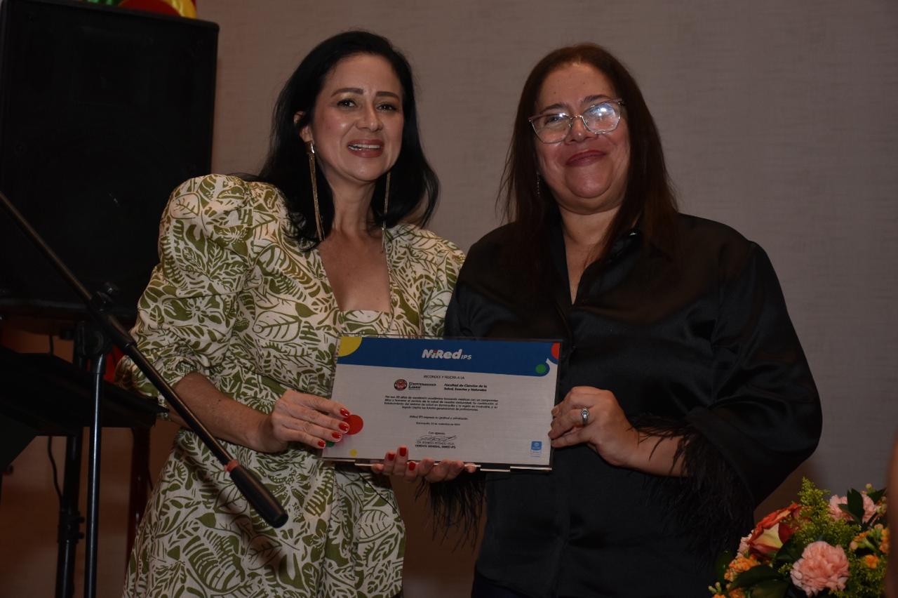 la Dra. Xilena Chiquillo, recibe la Dra. Astrid Arrieta, Directora del Programa de Medicina de la Facultad de Ciencias de la Salud, Exactas y Naturales.