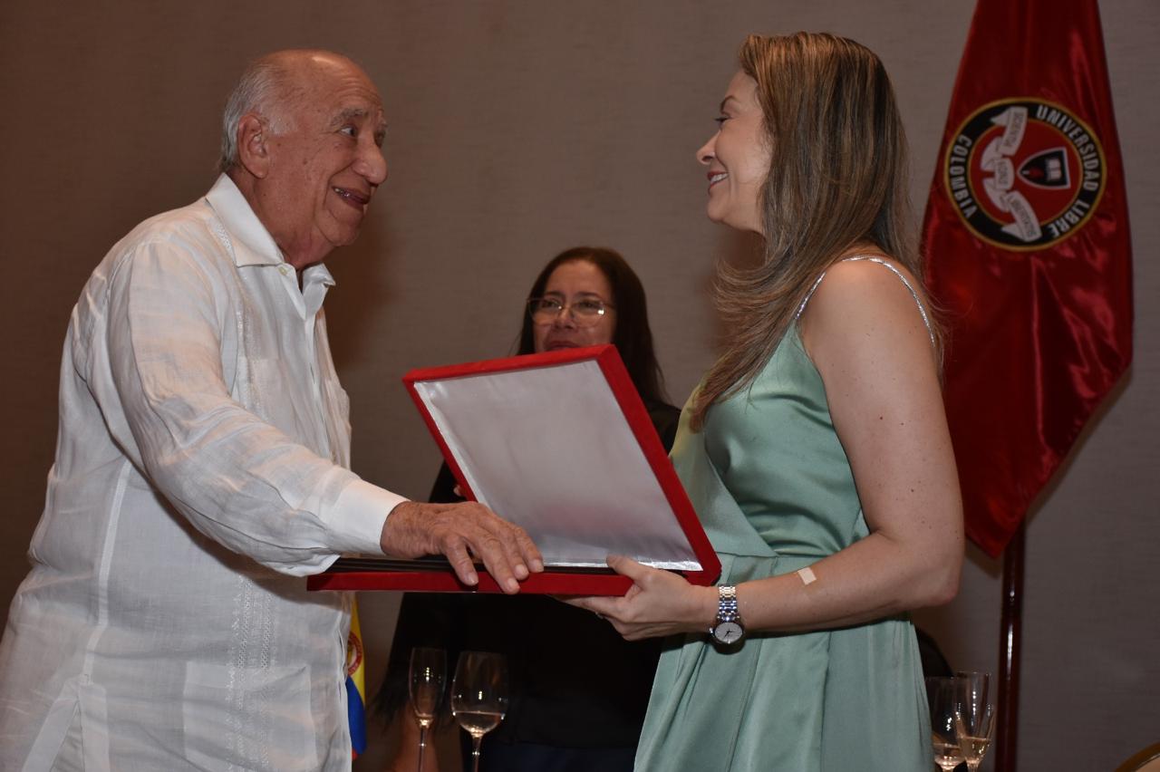 Dr. Luis Padilla Drago, miembro fundador del programa de medicina, homenajeado por su visión pionera en la creación del programa desde 1974.