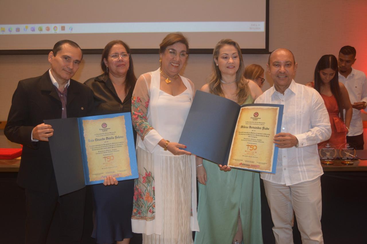 De Izq a der., Dr. Luis Eduardo Dávila, homenajeado; Dra. Astrid Arrieta Molinares, Directora del Programa de Medicina; Dra. Milena Hernández, homenajeada; Dra. Beatriz Tovar Carrasquilla, Rectora Seccional y Dr. Salvador Rada Jiménez, Decano de la Facultad de Ciencias de la Salud, Exactas y Naturales.