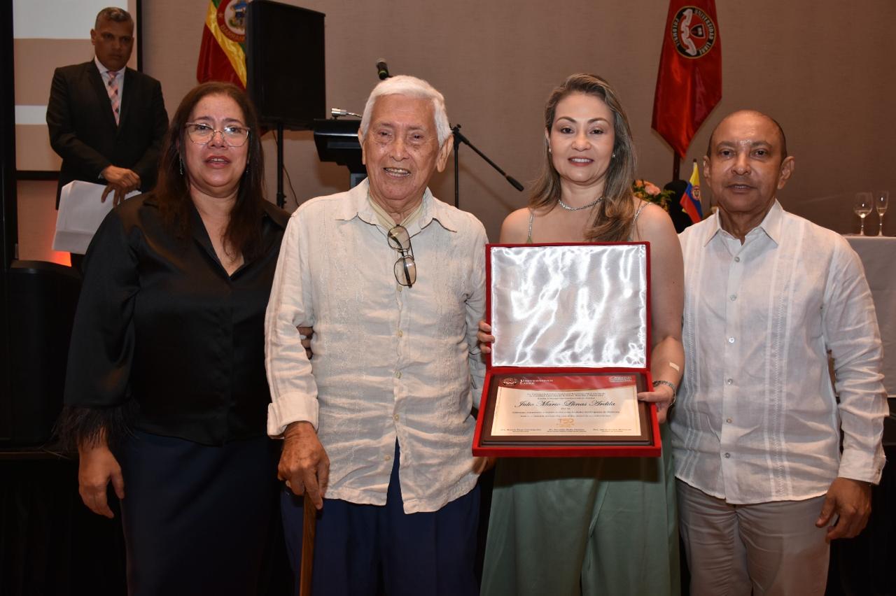 Dr. Julio Mario Llinás Ardila, miembro fundador del programa de medicina, homenajeado por su visión pionera en la creación del programa desde 1974.