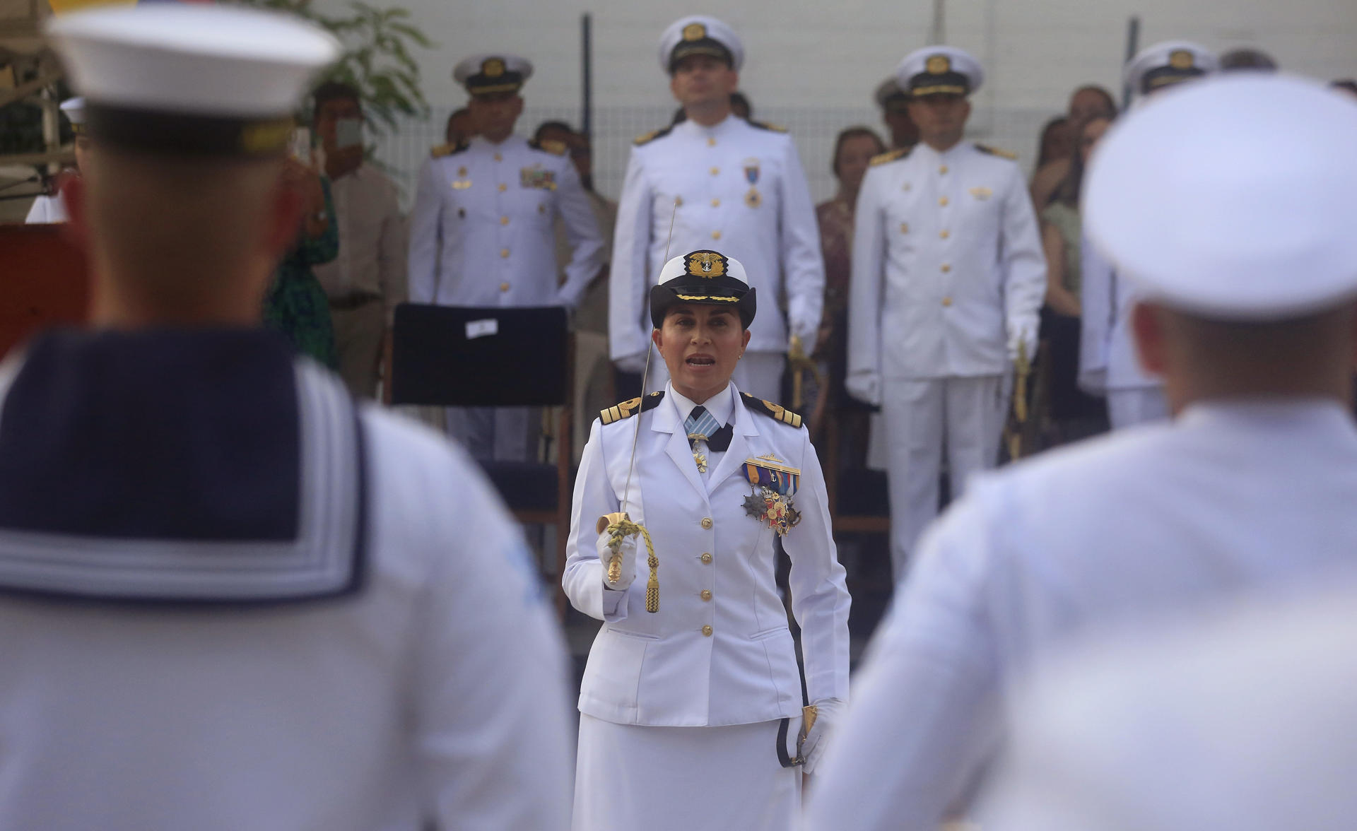 La capitana de fragata Liliana Ortiz al asumir el mando del buque en Cartagena. 