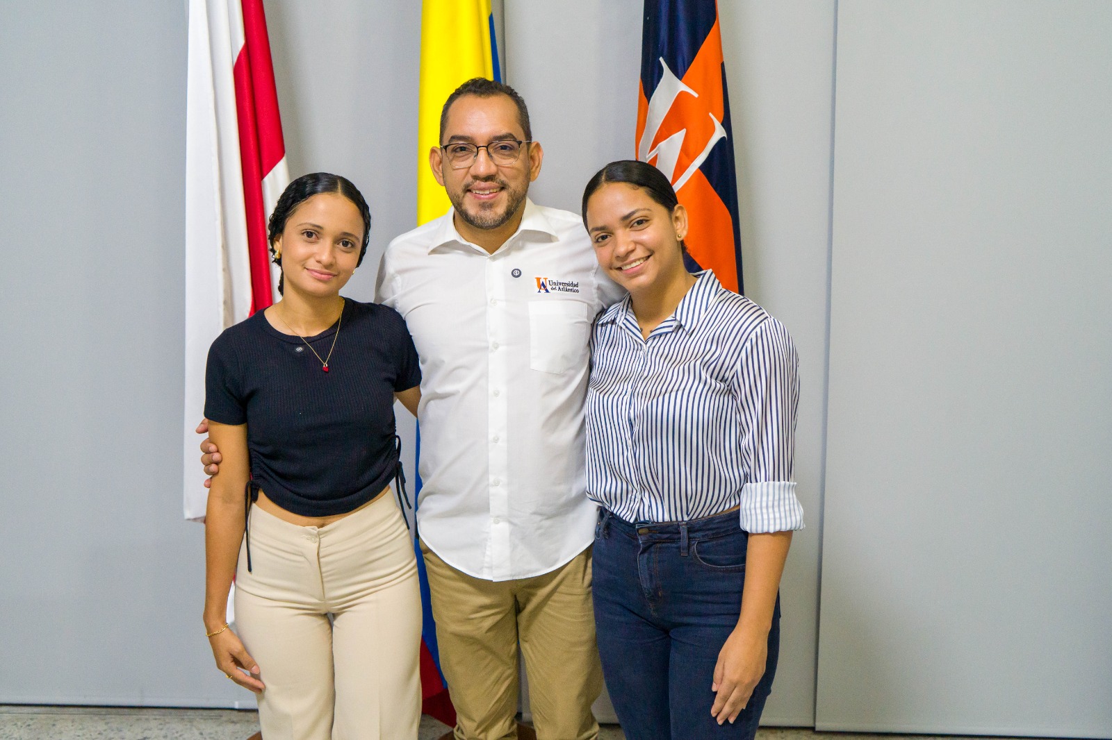 El rector Danilo Hernández con dos de las estudiantes.